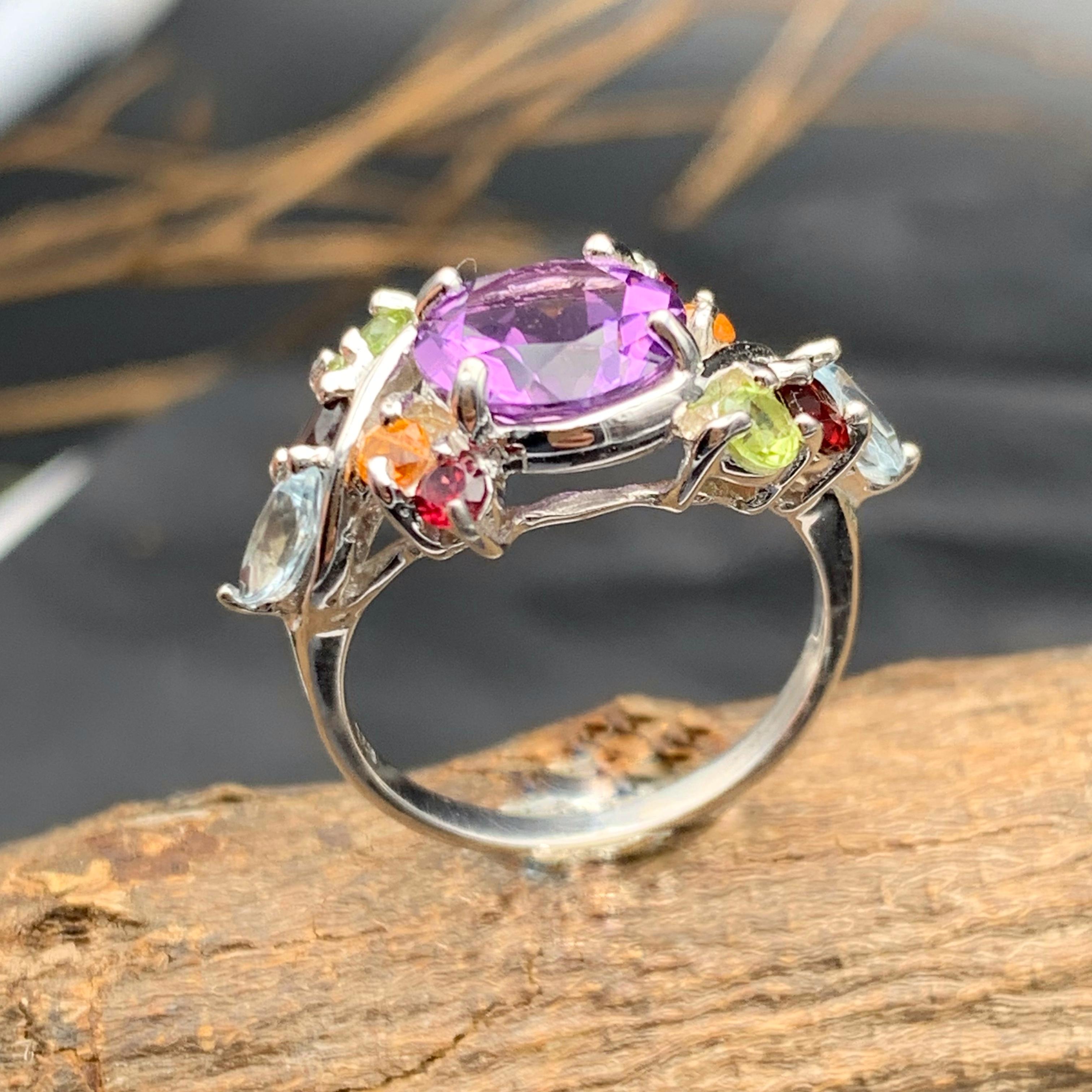 Artigiano Anello in argento 925 con ametista viola e pietre multiple, granato, peridoto e acquamarina in vendita
