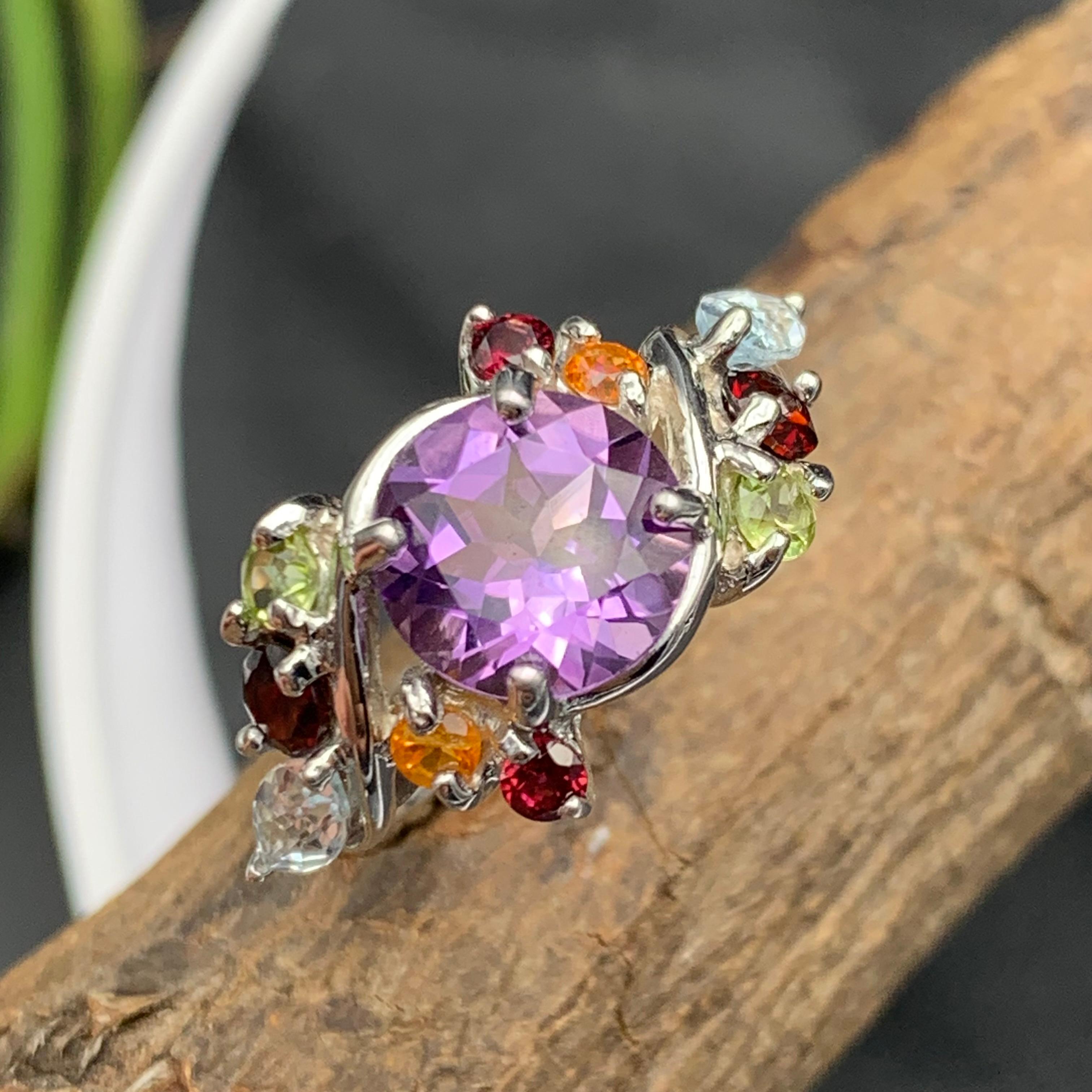 Taglio rotondo Anello in argento 925 con ametista viola e pietre multiple, granato, peridoto e acquamarina in vendita