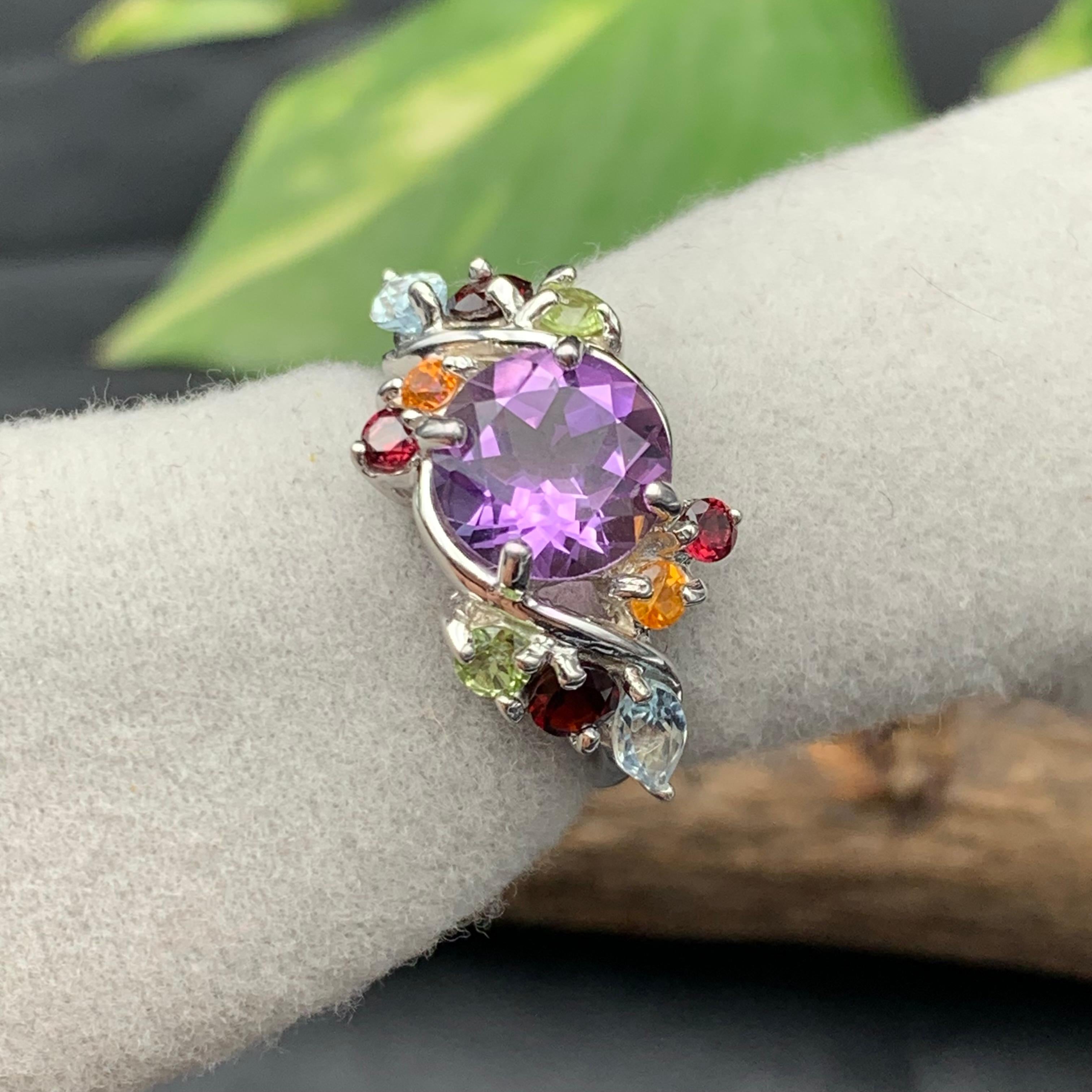 Anello in argento 925 con ametista viola e pietre multiple, granato, peridoto e acquamarina In condizioni Nuovo in vendita a Peshawar, PK
