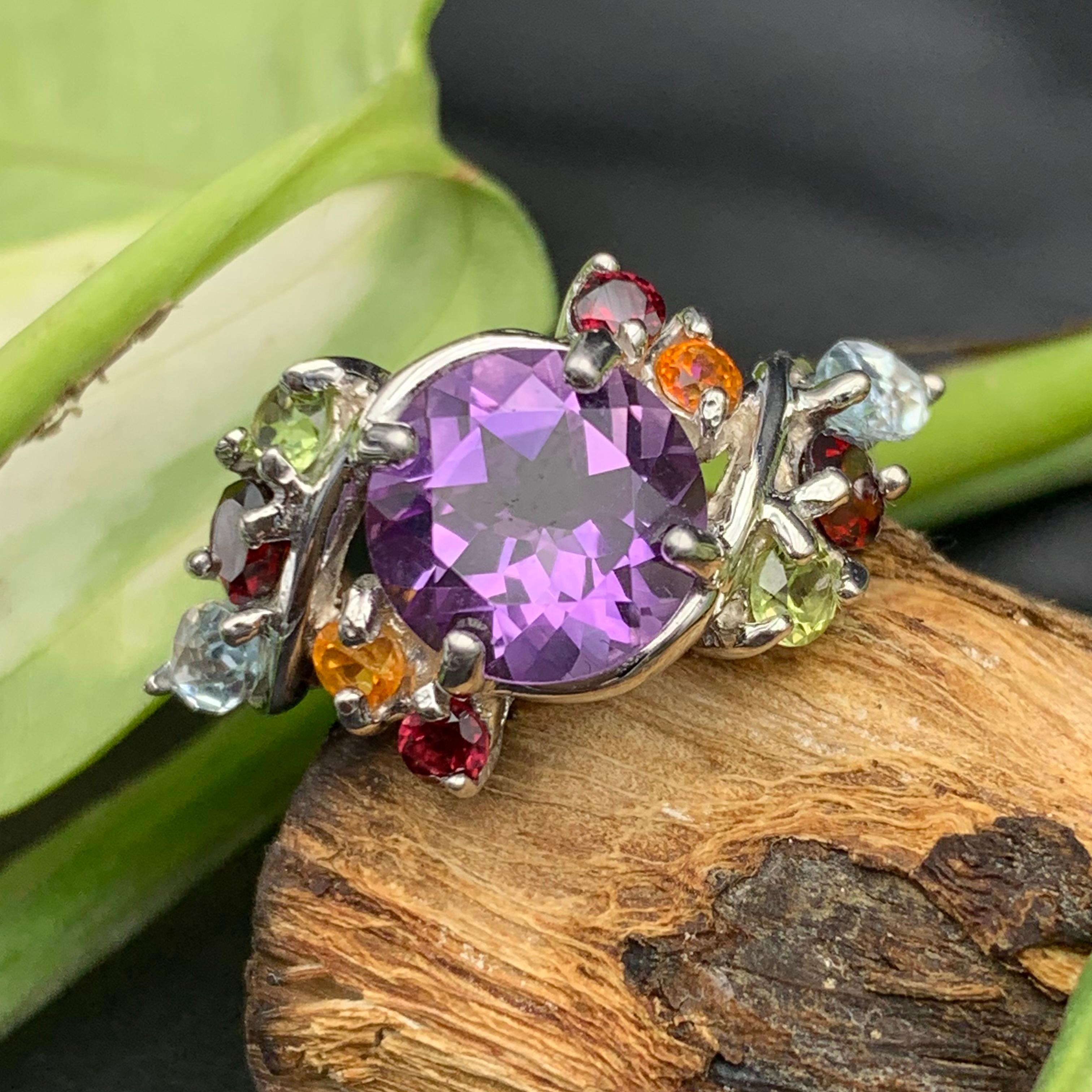 Anello in argento 925 con ametista viola e pietre multiple, granato, peridoto e acquamarina in vendita 1