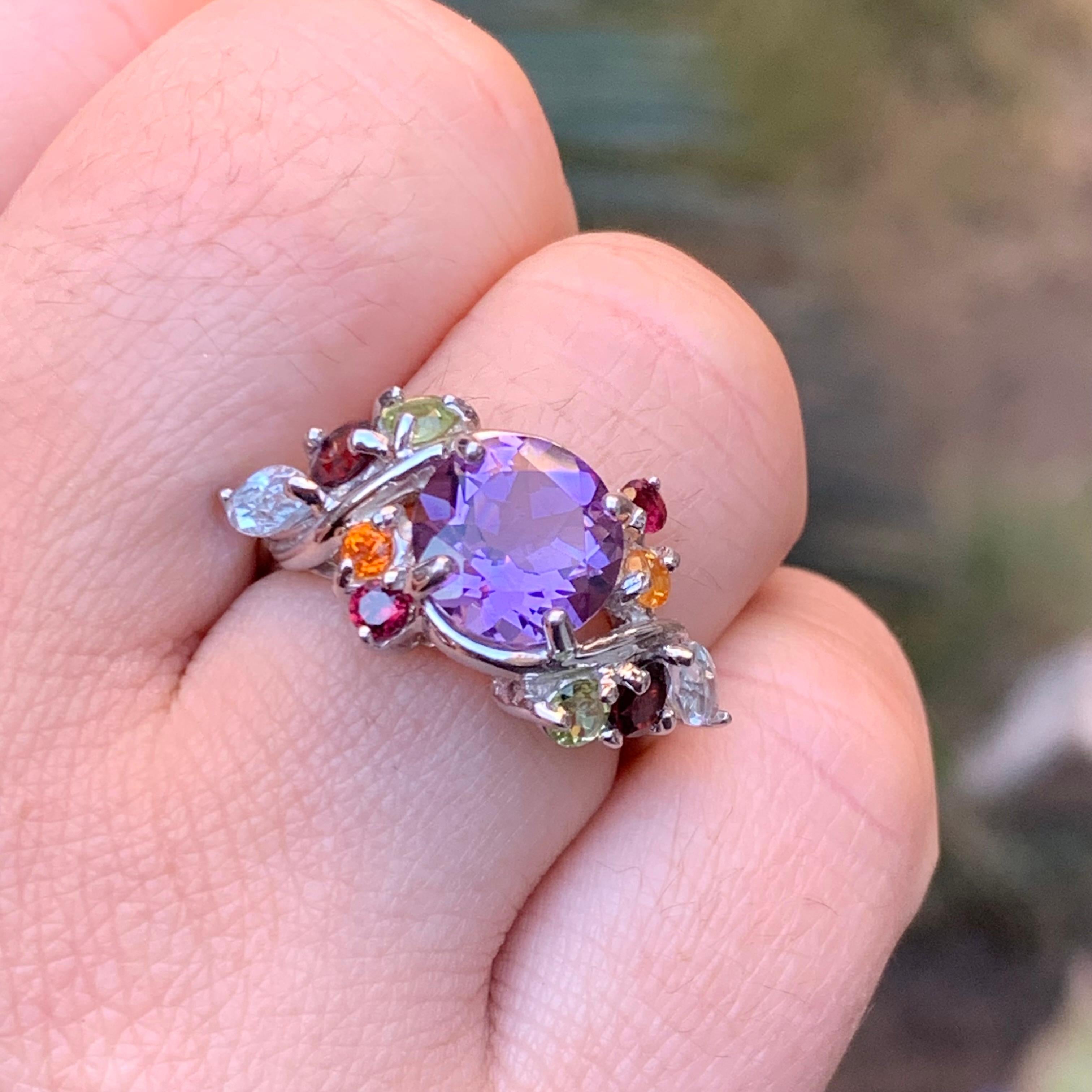 Anello in argento 925 con ametista viola e pietre multiple, granato, peridoto e acquamarina in vendita 3