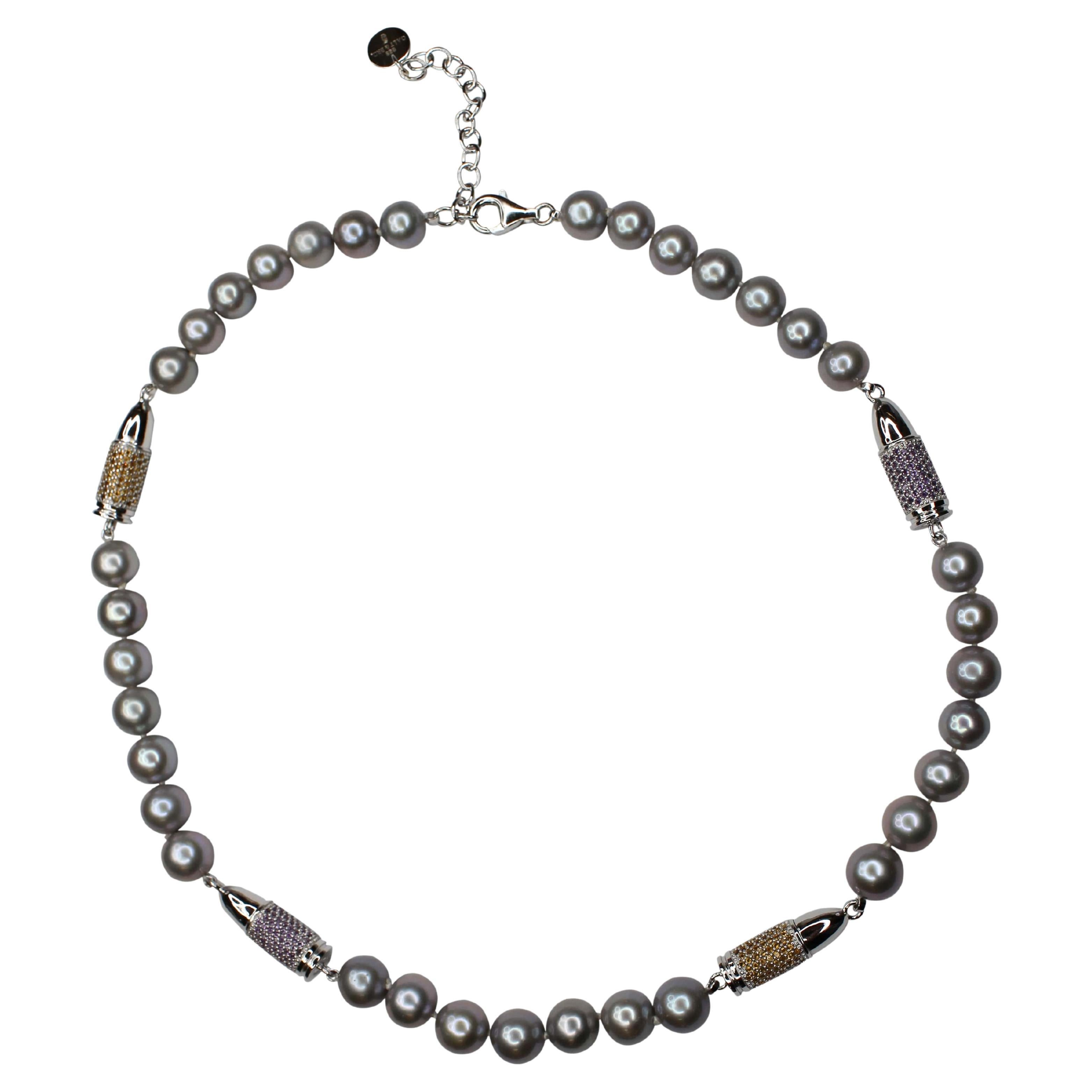 Collier en argent composé d'améthyste violette, de citrine orange et de perles grises, serties en pavé.
