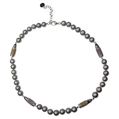 Collier en argent composé d'améthyste violette, de citrine orange et de perles grises, serties en pavé.