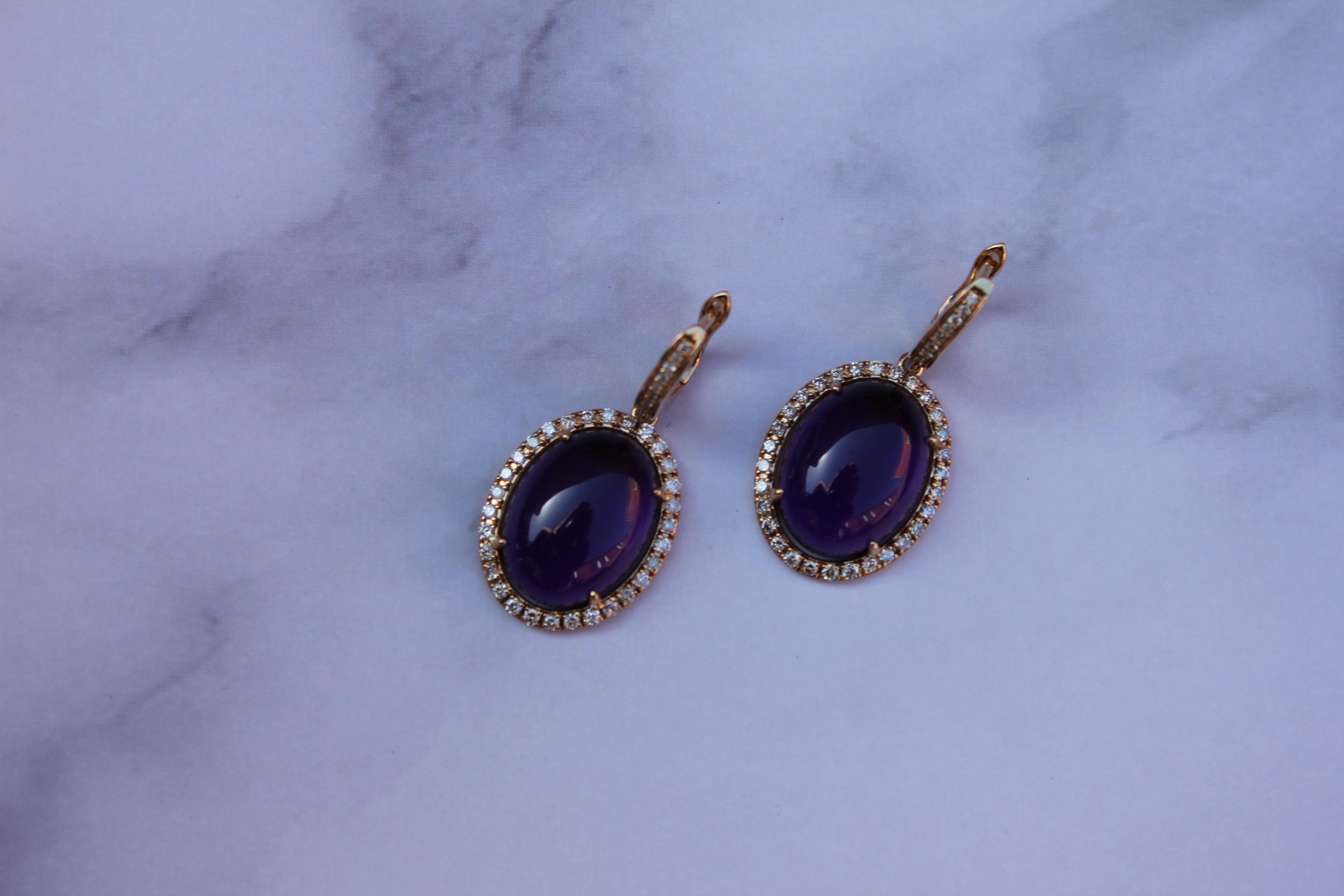 Art déco Boucles d'oreilles pendantes Huggie en or jaune 14 carats avec améthyste violette cabochon ovale et halo de diamants en vente