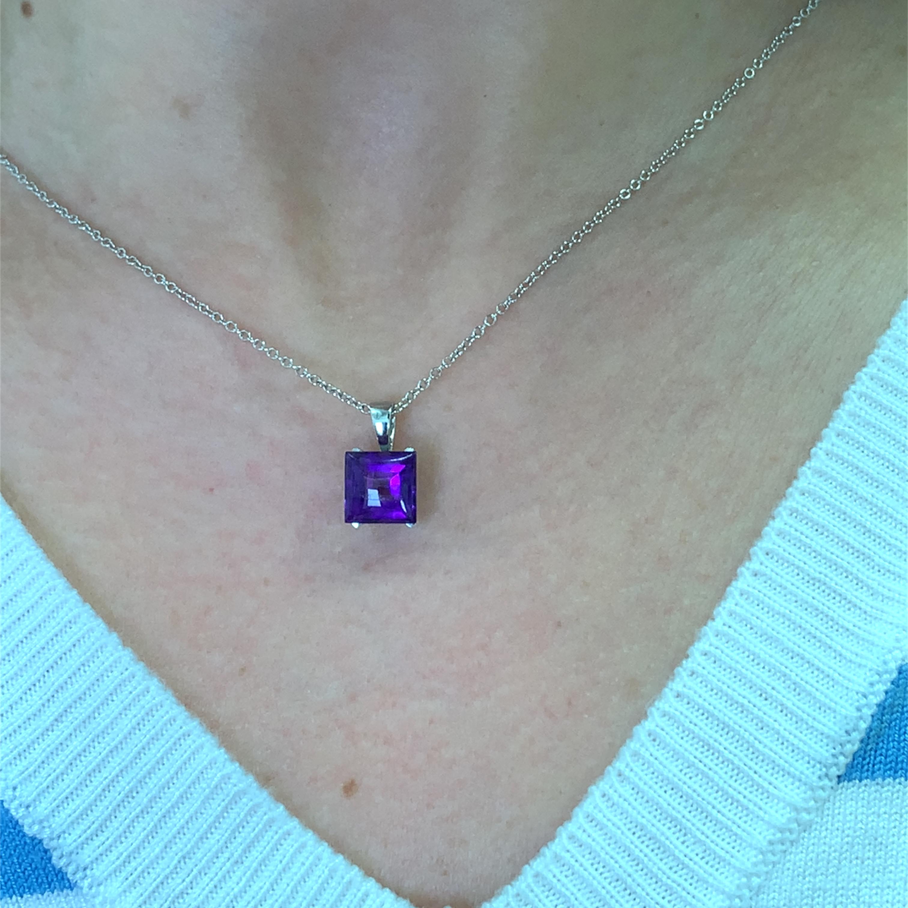 Questa splendida collana con ciondolo di ametista da 2,40ct presenta una gemma quadrata dal taglio meraviglioso che irradia eleganza. La ricca tonalità viola dell'ametista da 8 mm è completata da una delicata catenina in oro bianco 18 carati, che la