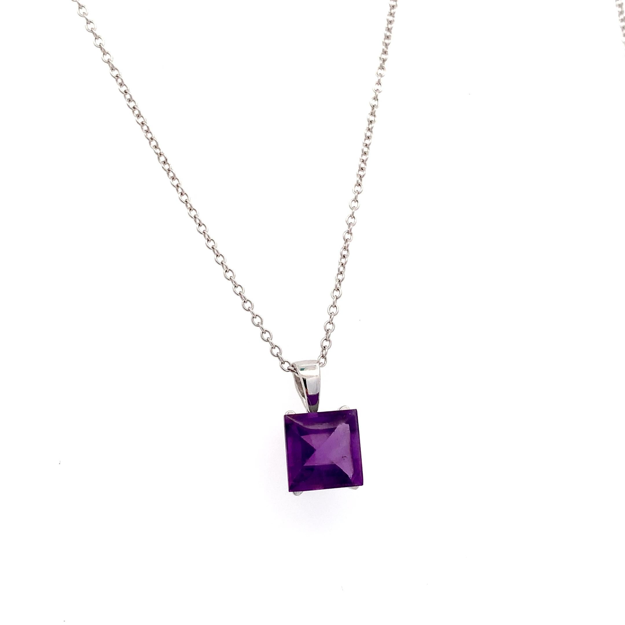 Collana con ciondolo di ametista viola in oro bianco 18 carati In condizioni Nuovo in vendita a London, GB