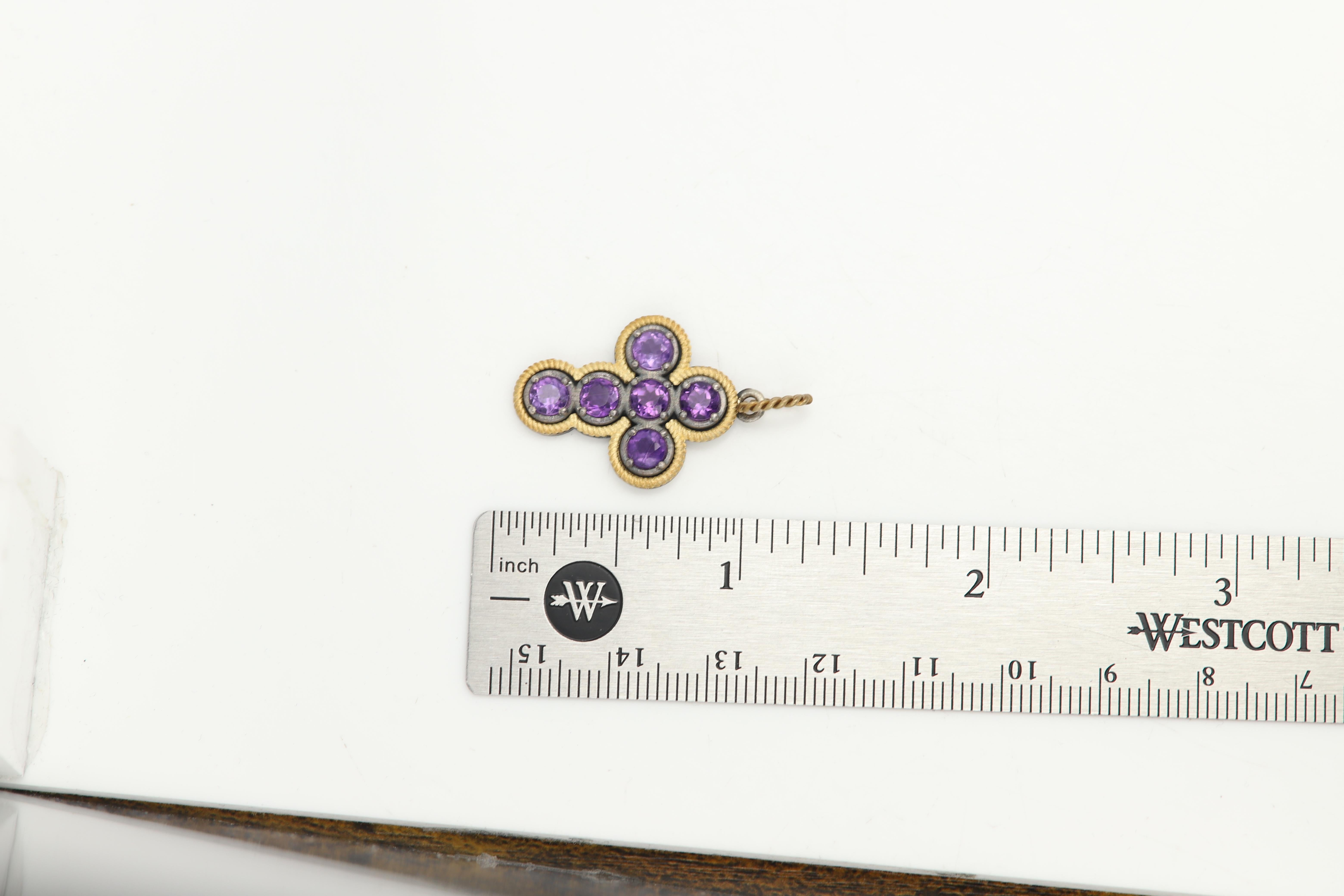Croce Vintage
mai usato
Combinazione di oro giallo 18 carati e argento sterling, peso circa 4,0 grammi
L'oro è giallo 18k e ha una consistenza opaca (non lucida).
Parte dell'argento è ossidata di nero.
Ametista viola naturale AAA Brilliante colore