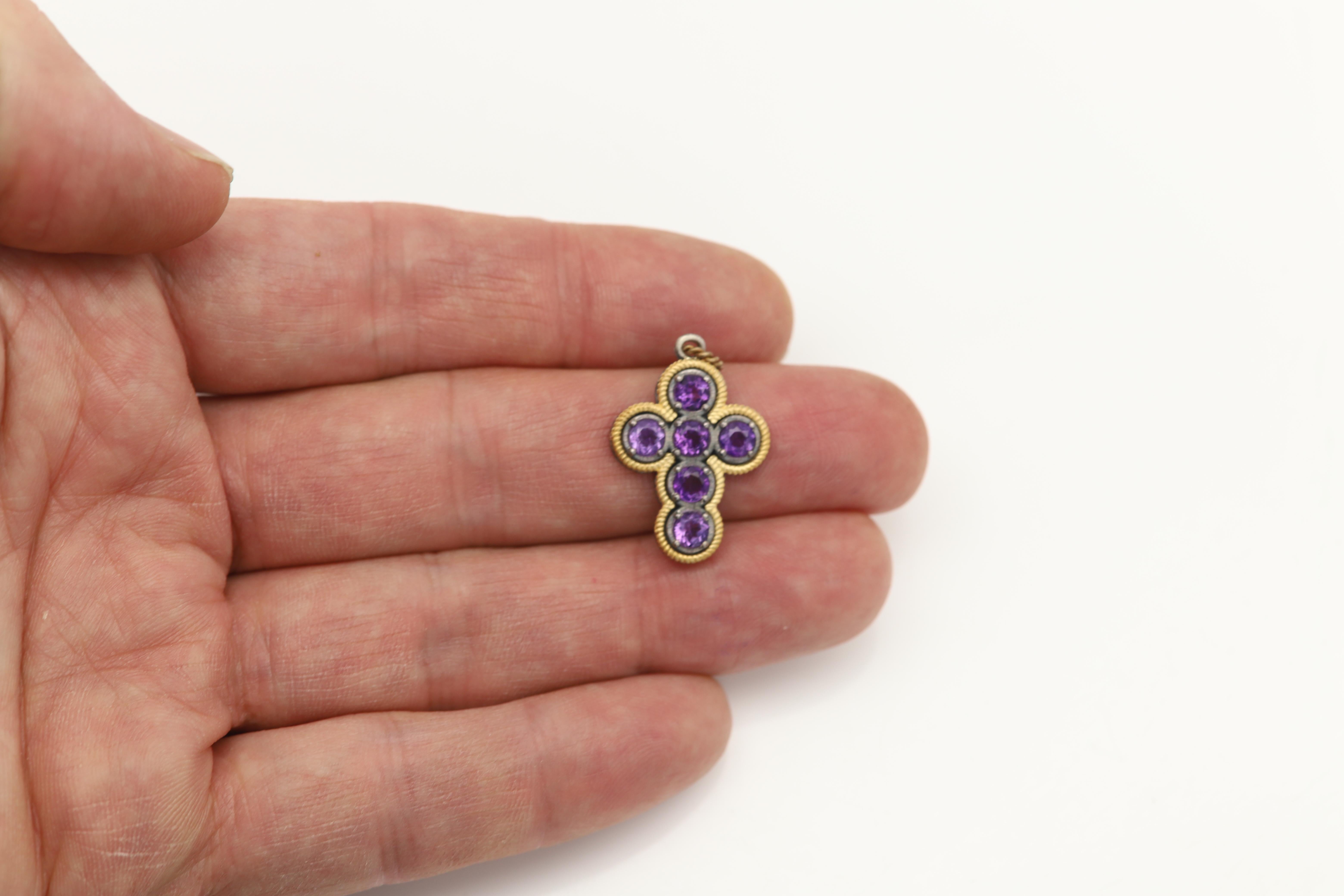 Taglio rotondo Croce d'epoca con ametista viola in oro bicolore 18 carati e argento sterling in vendita