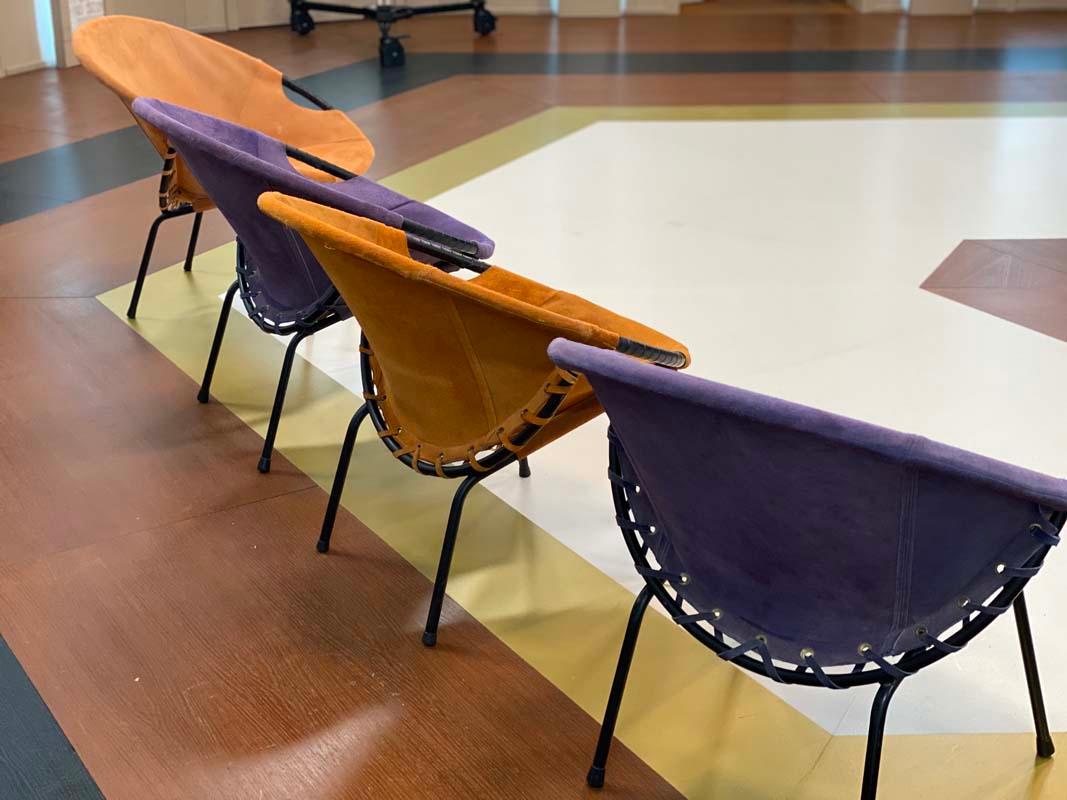 2 wonderful balloon chairs from the company Lusch & Co. The well-known 60s armchairs consist of a black tubular steel frame, foam padding and suede cover. One of the covers is purple, the other in orange. The armchairs are eye-catchers not only