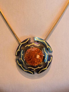 Collier « Time » en acier violet et bleu, incrustations d'or 24 carats et citrine, par Zoltan David