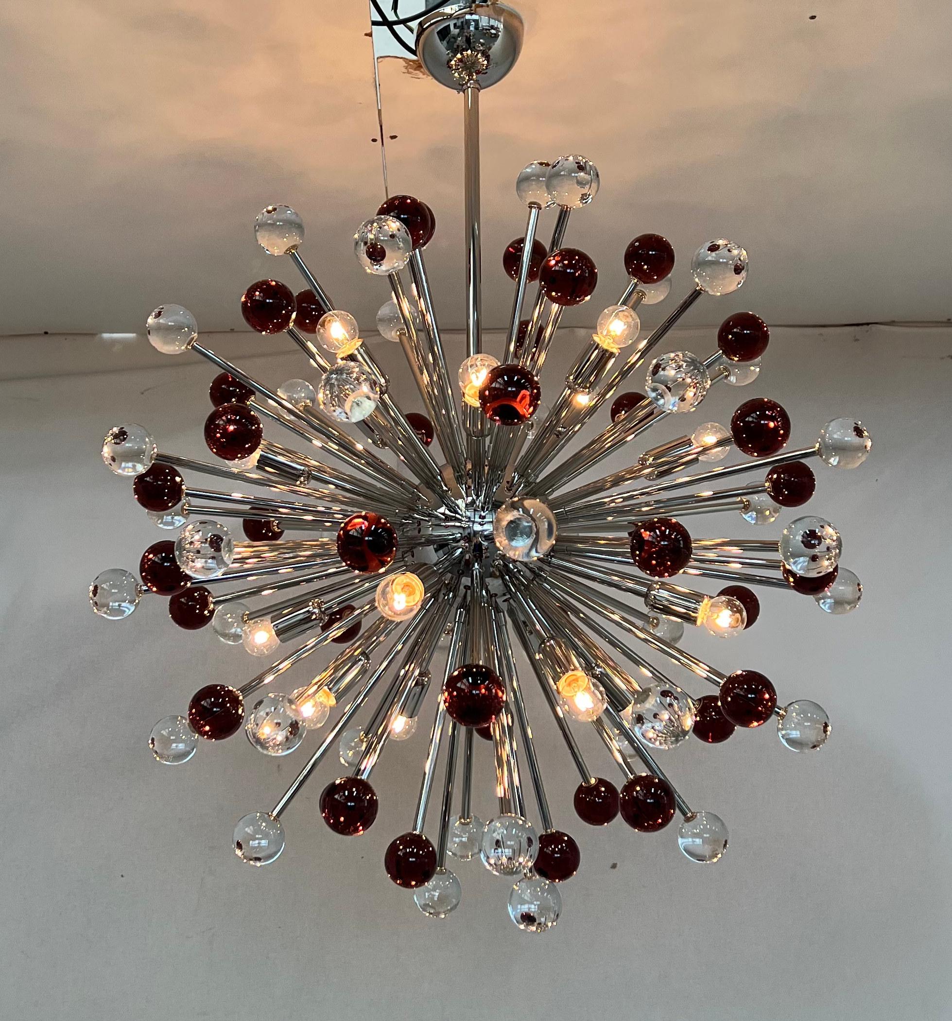 Lustre Sputnik moderne italien avec des sphères en verre de Murano clair et améthyste soufflées à la main, montées sur une monture en métal finition nickel poli / Design by Fabio Bergomi for Fabio Ltd / Made in Italy
16 lampes / type E12 ou E14 /