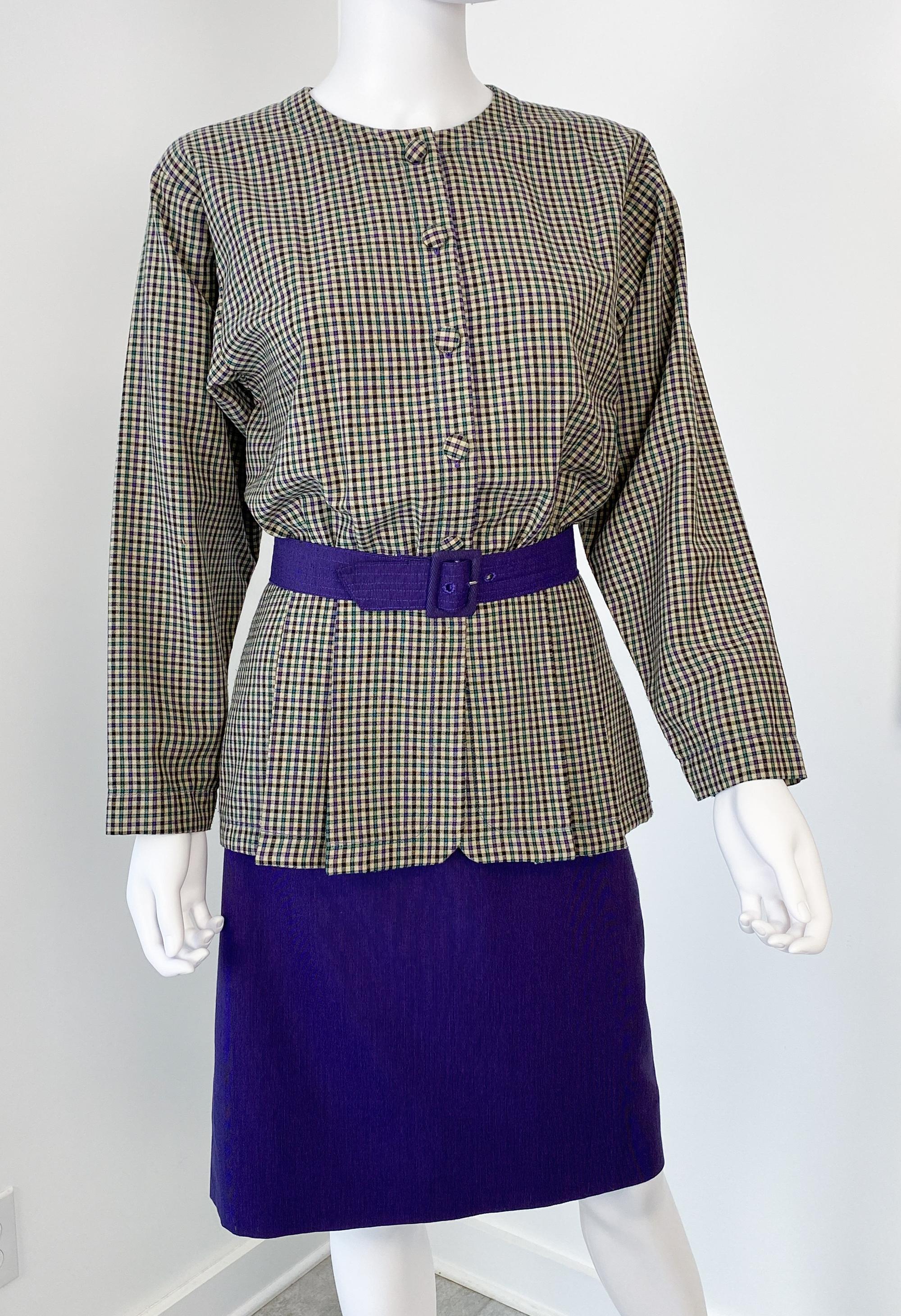 Tailleur jupe vintage des années 1980 violet et vert - Elegance inspirée des années 1940.
Entrez dans une sophistication intemporelle avec cet exquis tailleur jupe vintage des années 1980, taillé professionnellement en France. Inspiré par les