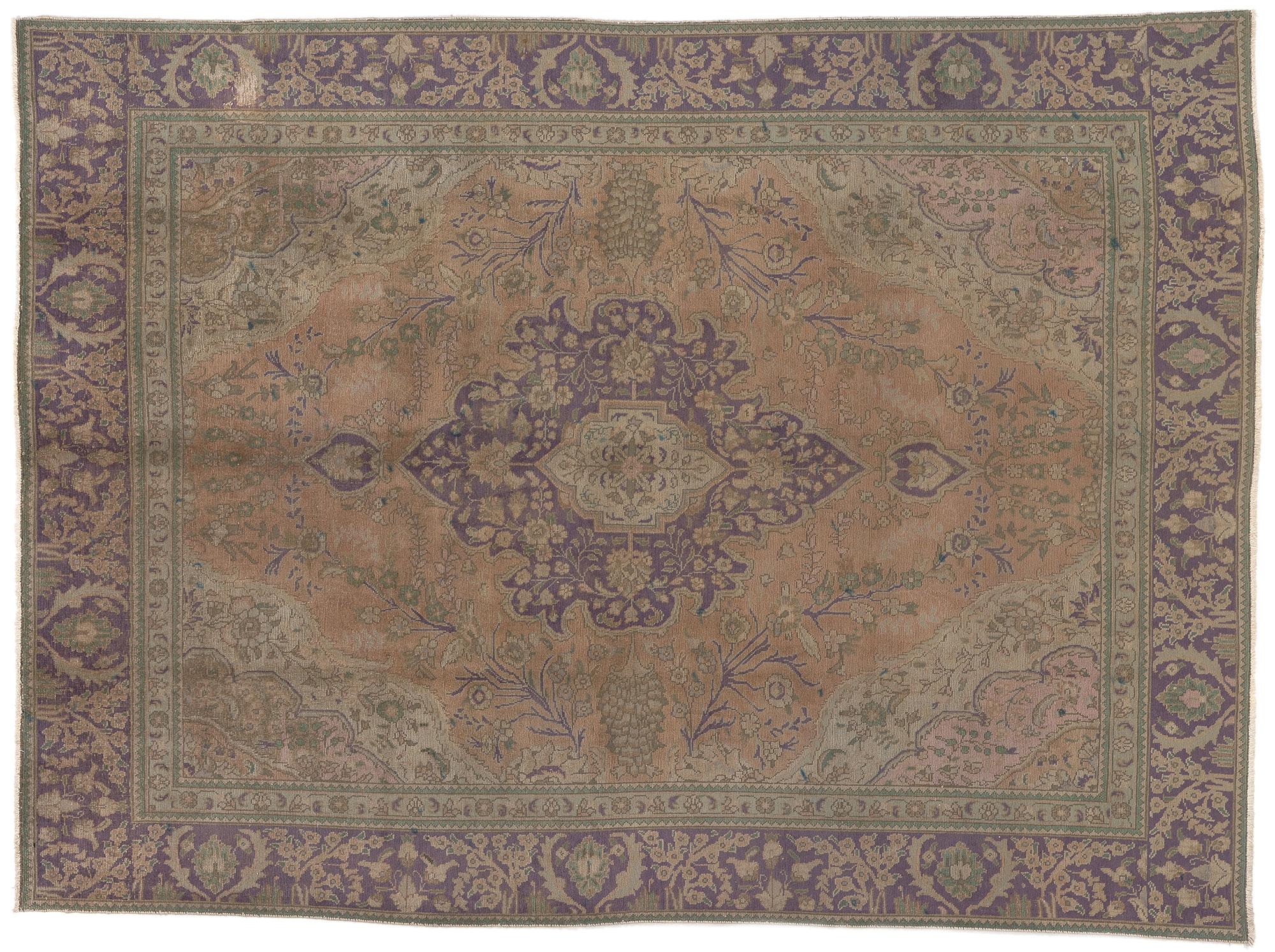 Tapis persan Tabriz vintage violet et vert avec motif cottage de style campagnard anglais en vente 3