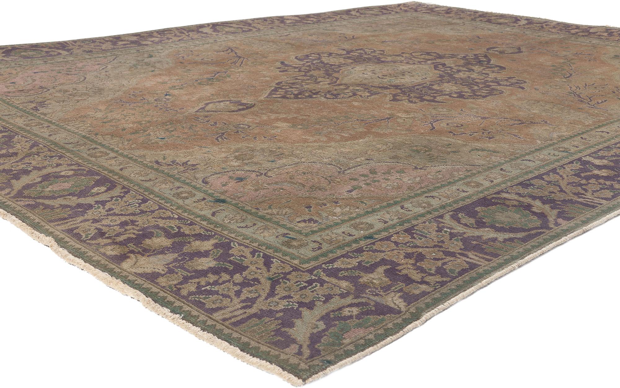 74850 Antique Persian Tabriz Rug with English Country Cottage Style 07'02 x 09'11.  ​Ce tapis persan Tabriz en laine nouée à la main présente un médaillon central lobé à grande échelle ancré dans des pendentifs en forme de palmettes à motifs floraux