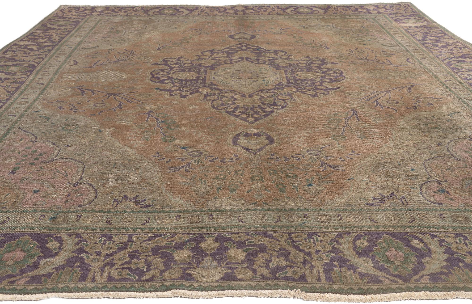 Perse Tapis persan Tabriz vintage violet et vert avec motif cottage de style campagnard anglais en vente