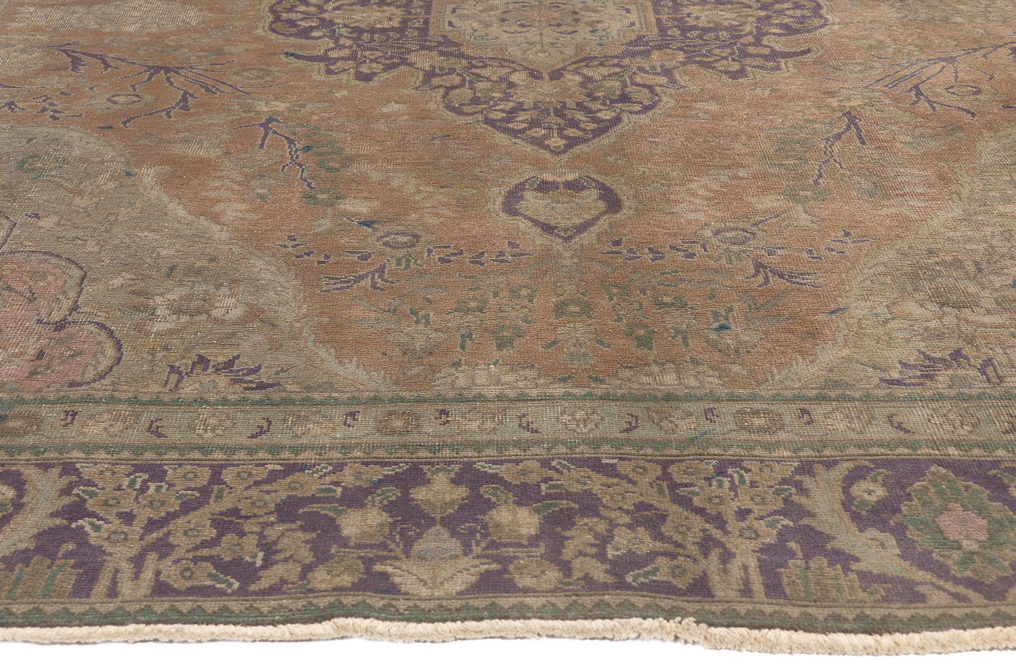 Noué à la main Tapis persan Tabriz vintage violet et vert avec motif cottage de style campagnard anglais en vente