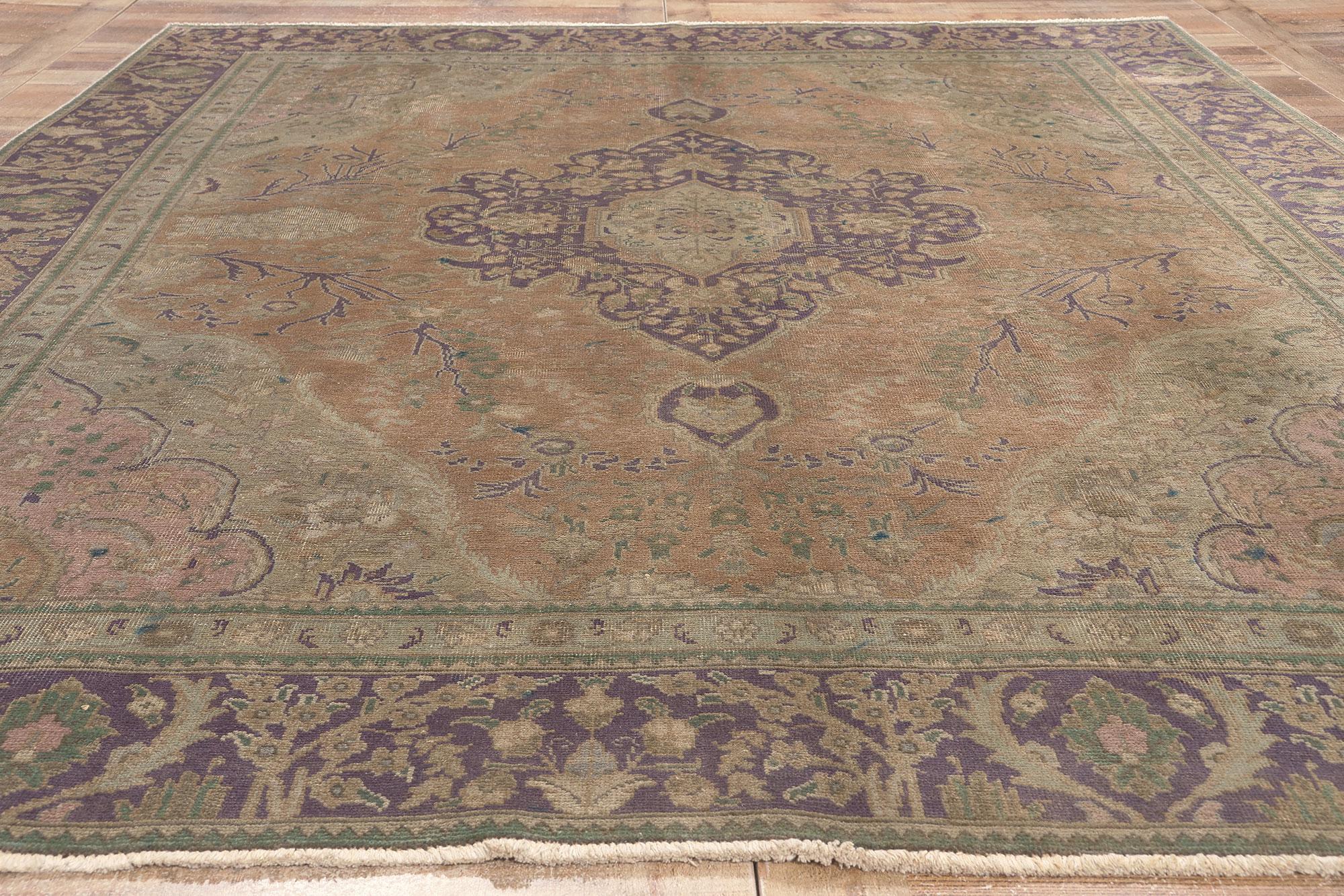 Tapis persan Tabriz vintage violet et vert avec motif cottage de style campagnard anglais en vente 1