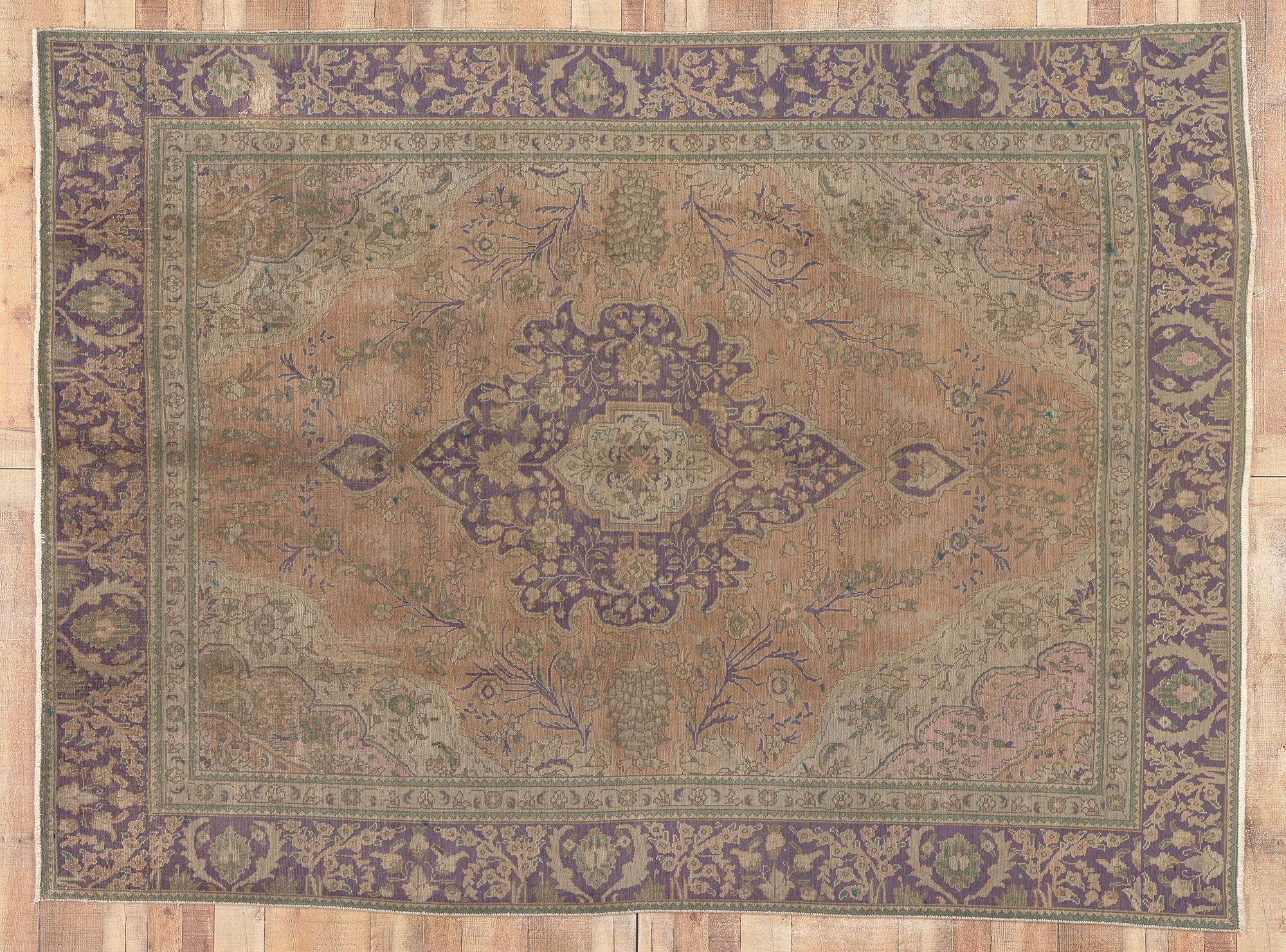 Tapis persan Tabriz vintage violet et vert avec motif cottage de style campagnard anglais en vente 2