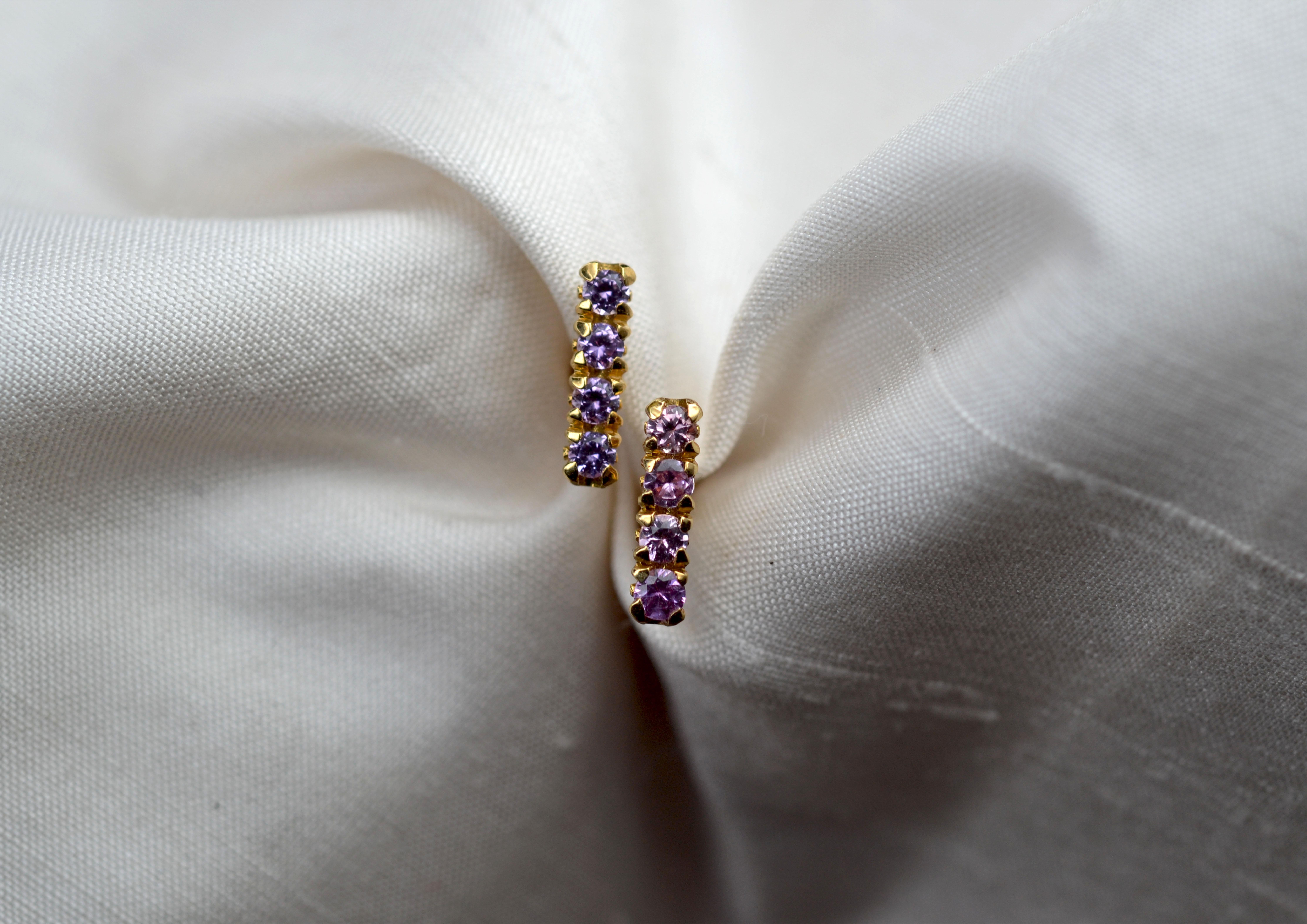 Round Cut Purple and Pink Sapphire Earring Stud in 18 Karat Yellow Gold For Sale