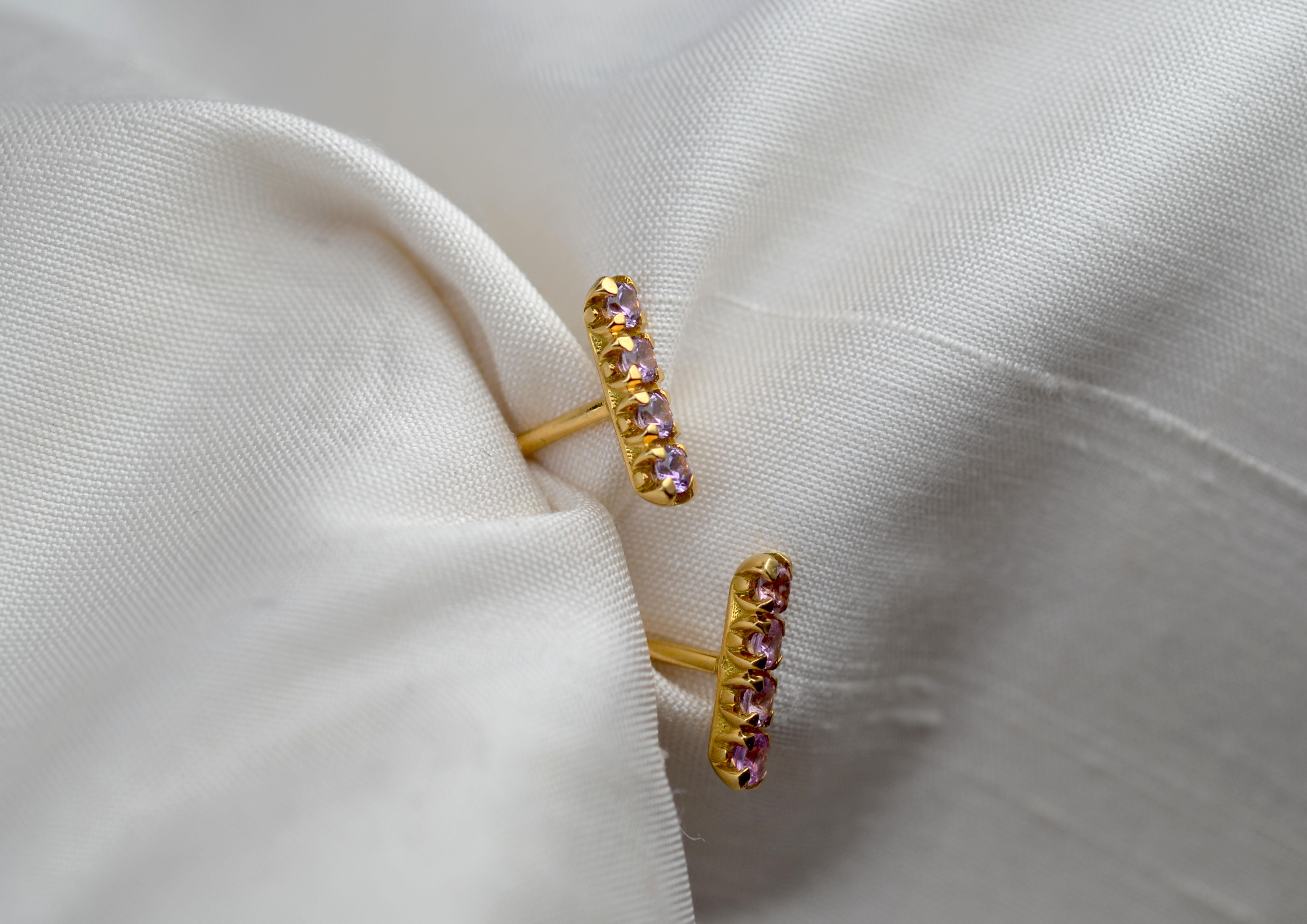 Purple and Pink Sapphire Earring Stud in 18 Karat Yellow Gold In New Condition For Sale In London, GB