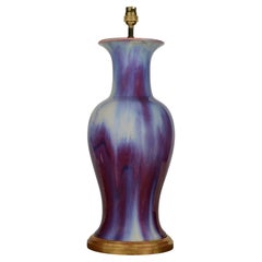 Lámpara de mesa antigua china grande del siglo XX, en tonos morado y «Sang de Boeuf Flambé»