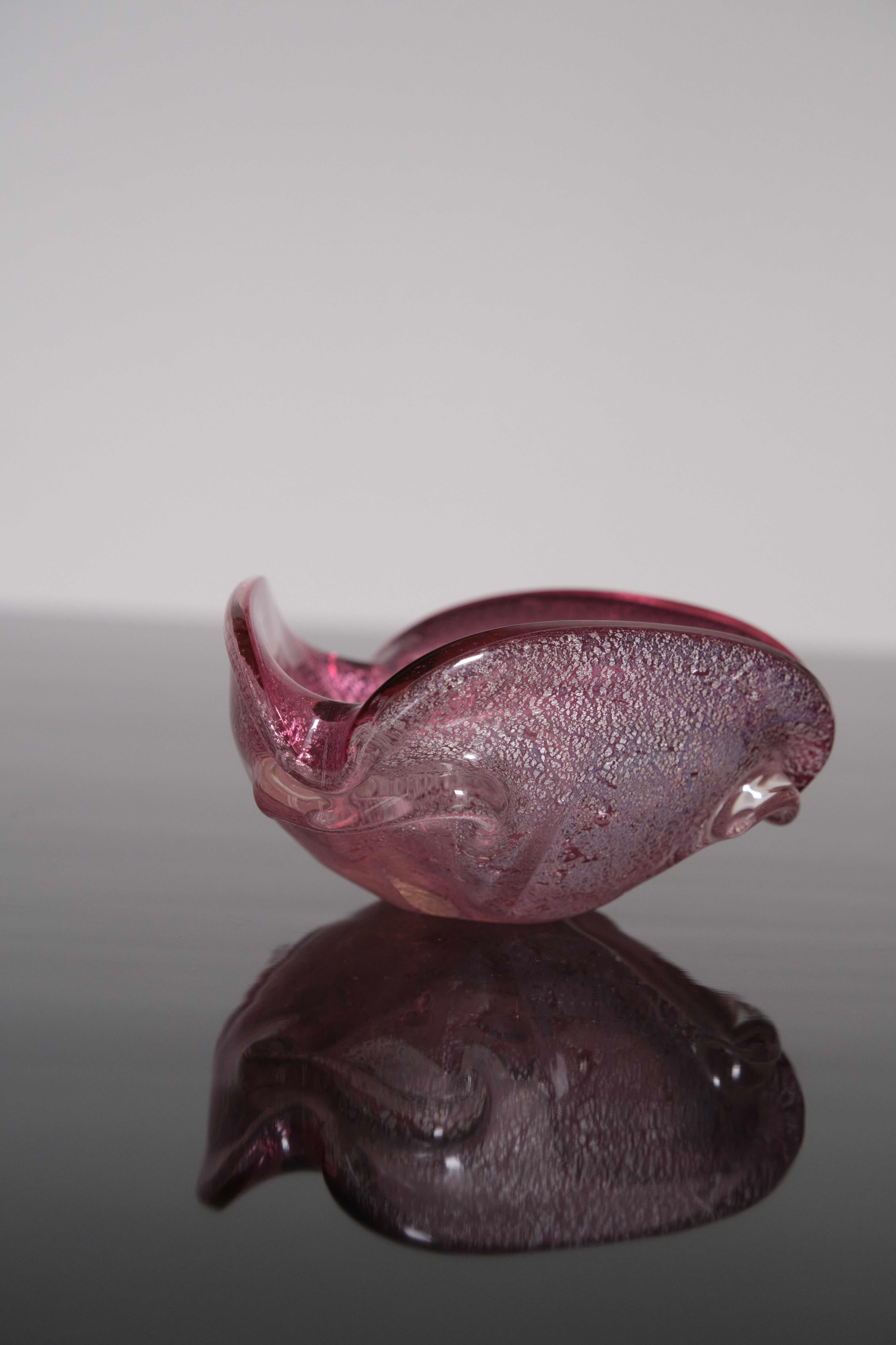 Cuenco de cristal de Murano morado y translúcido. Italia, años 50.

Colores: Morado y dorado.



¿Qué es el cristal de Murano? ¿Es vidrio fabricado en un lugar especial? ¿O fabricados con técnicas especiales? En realidad son ambas cosas. El cristal
