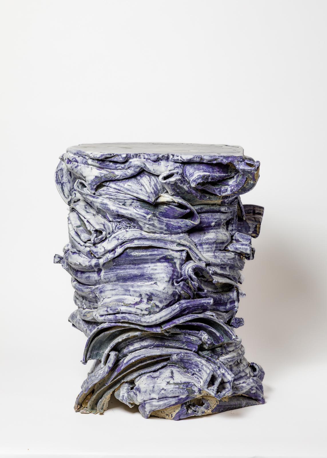 Français Table en céramique émaillée violette et blanche de Patrick Crulis, 2025. en vente