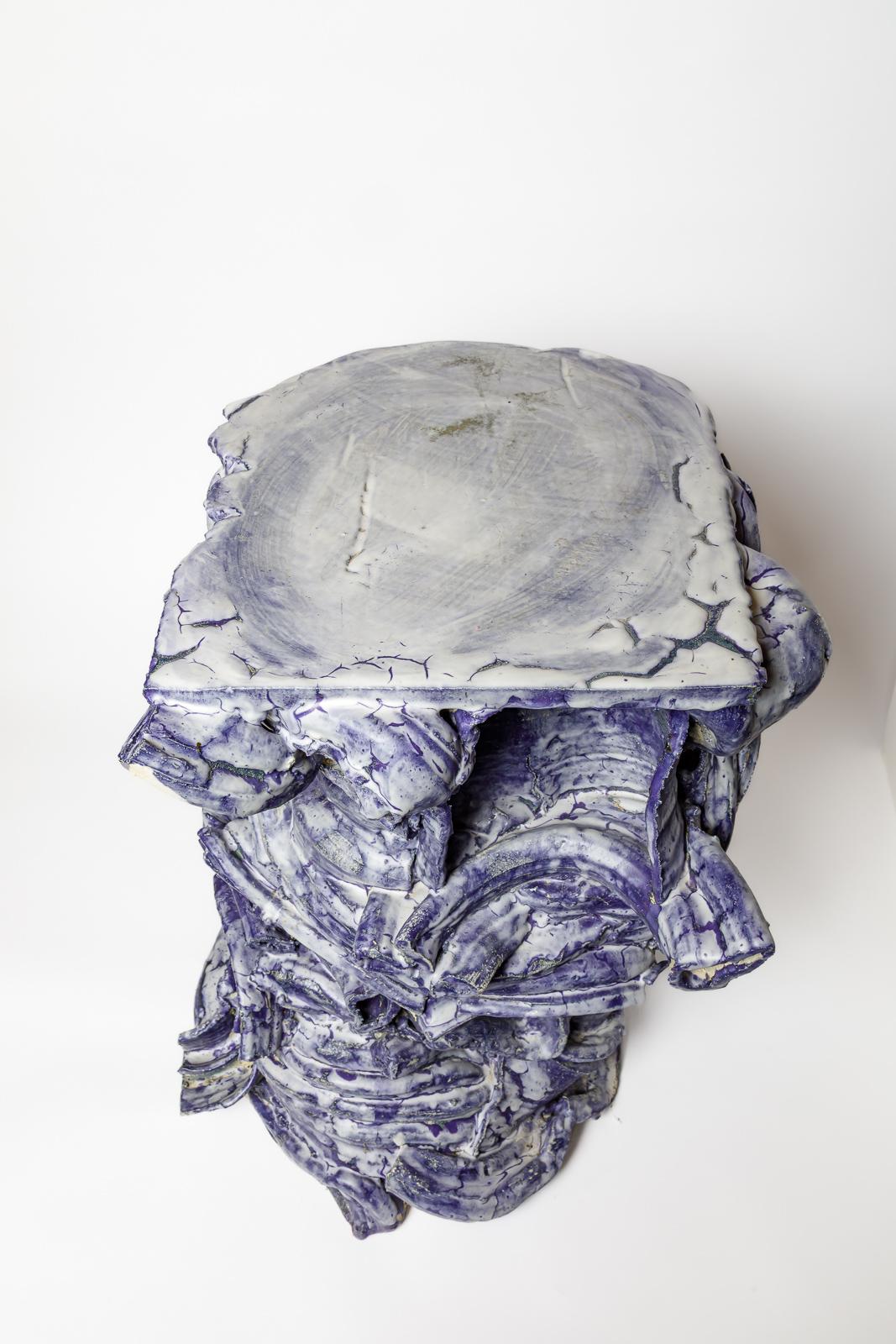 XXIe siècle et contemporain Table en céramique émaillée violette et blanche de Patrick Crulis, 2025. en vente