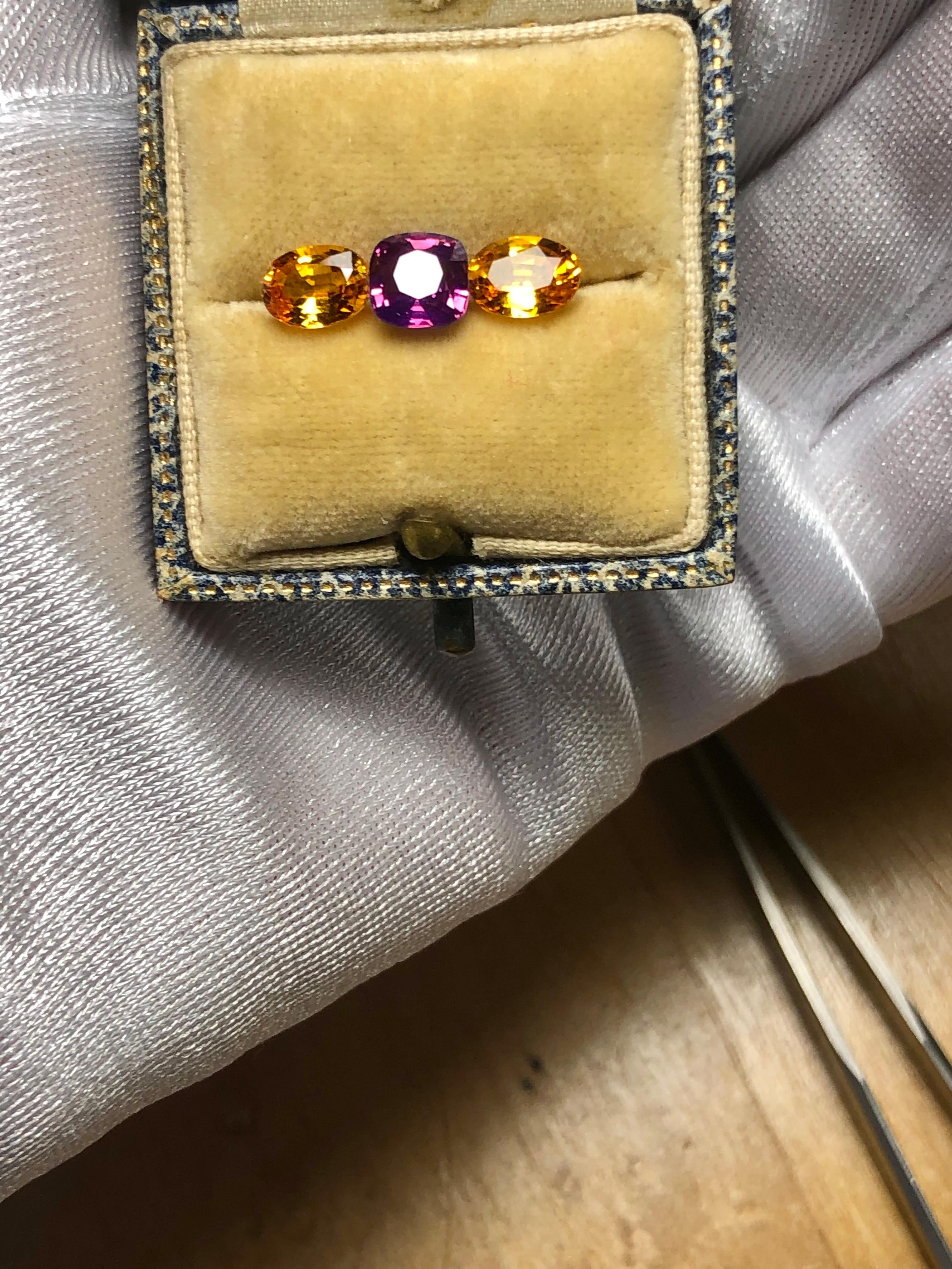 Saphirs de Ceylan violets et jaunes 3,66 carats à trois pierres en vente 4
