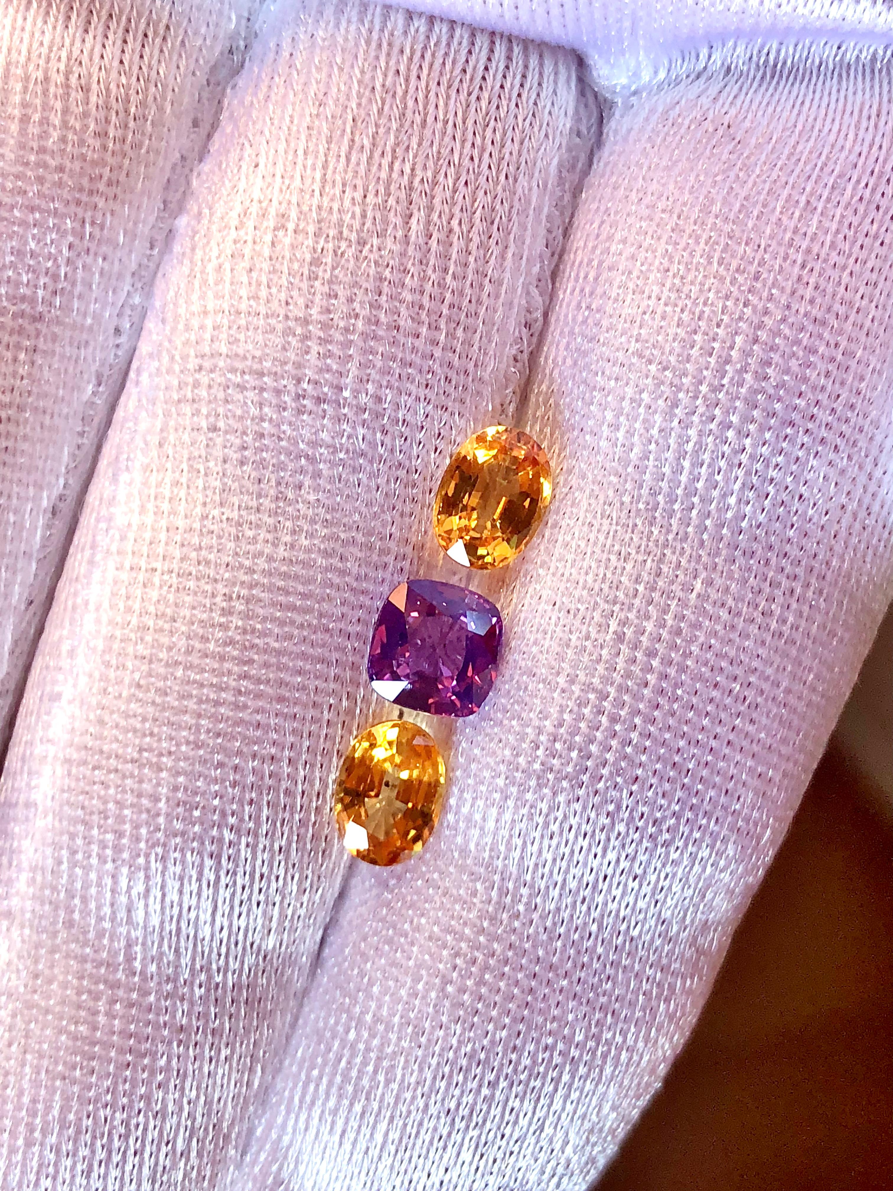 Saphirs de Ceylan violets et jaunes 3,66 carats à trois pierres en vente 5
