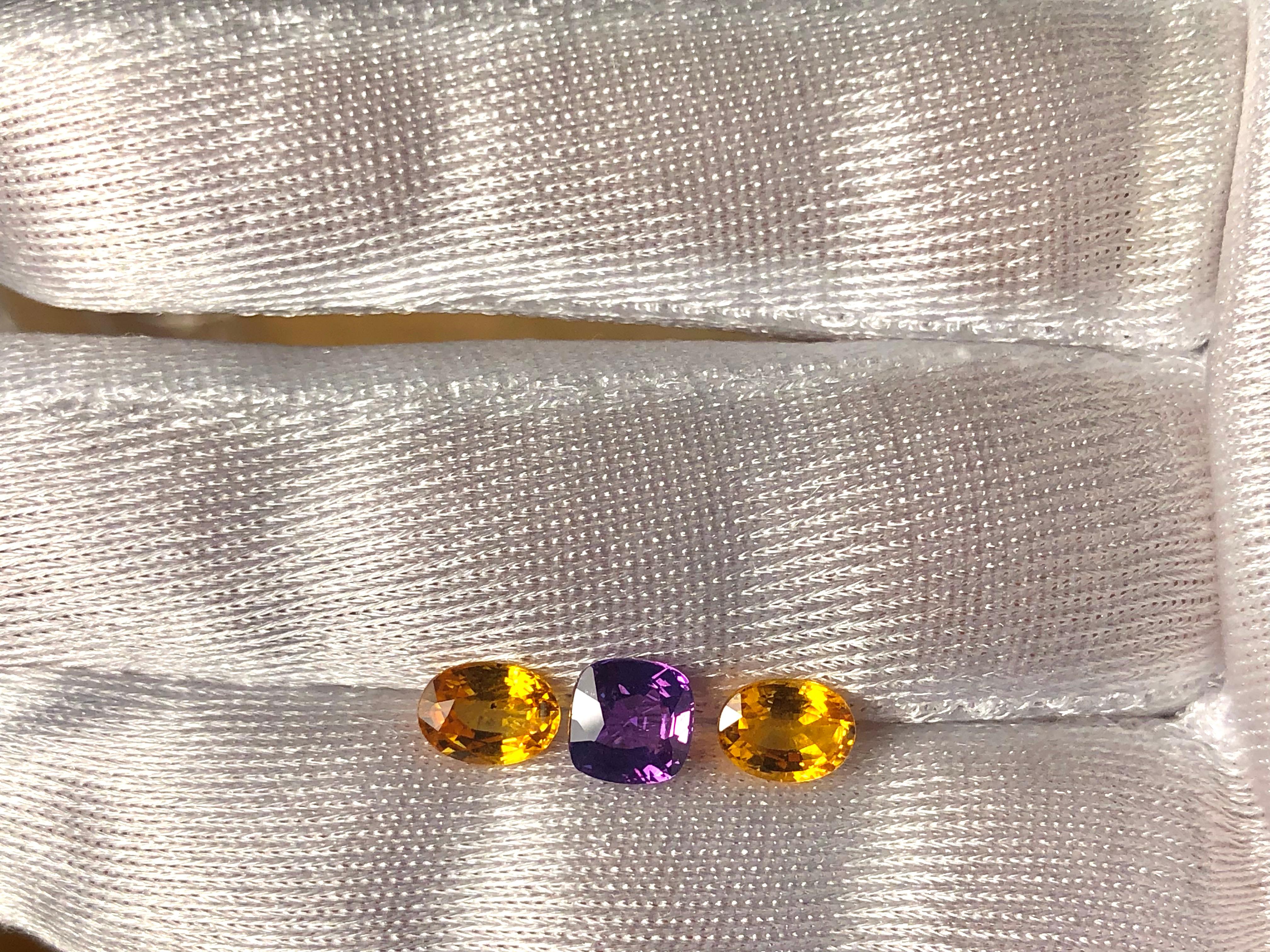 Taille coussin Saphirs de Ceylan violets et jaunes 3,66 carats à trois pierres en vente