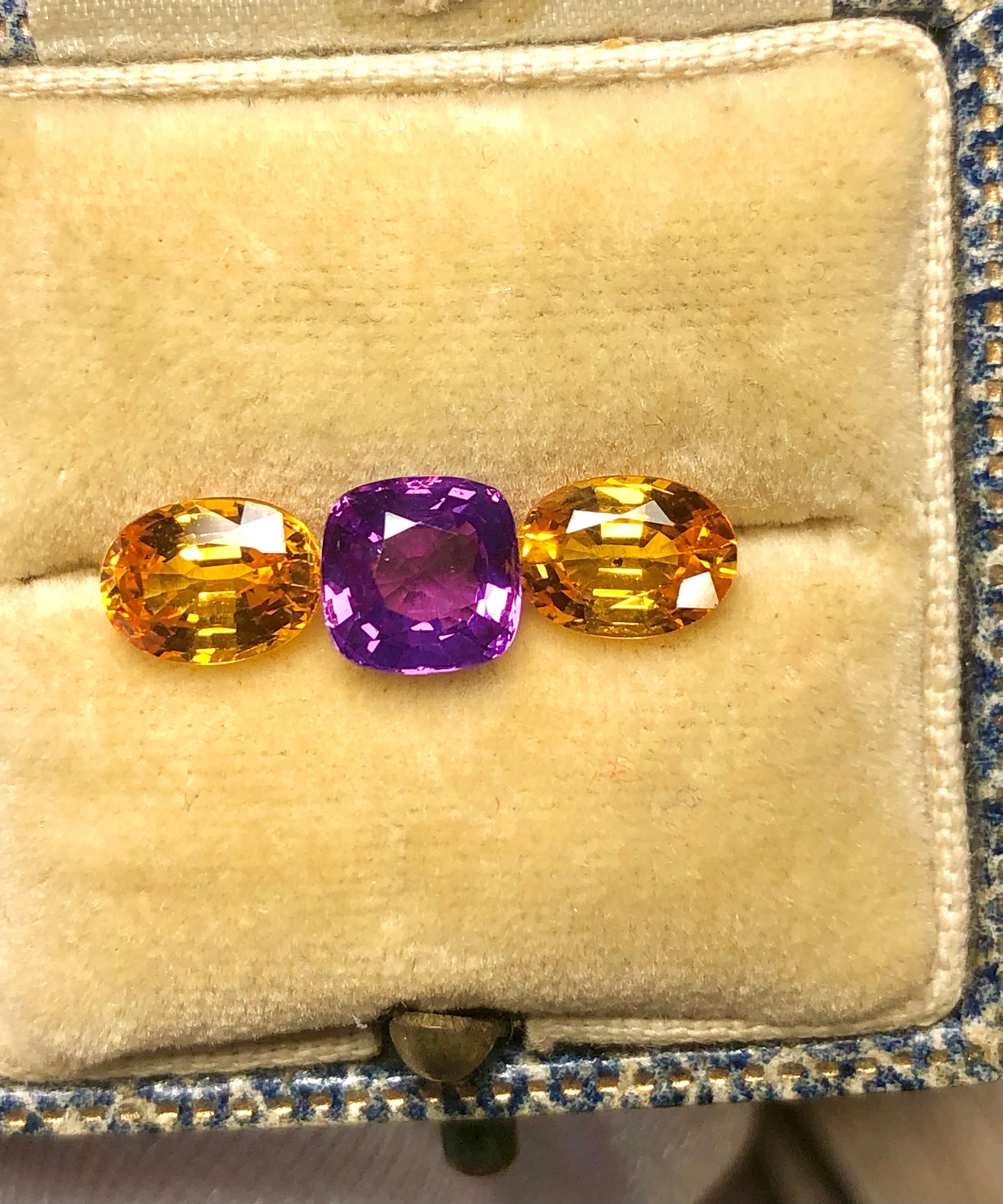 Artisan Saphirs de Ceylan violets et jaunes 3,66 carats à trois pierres en vente