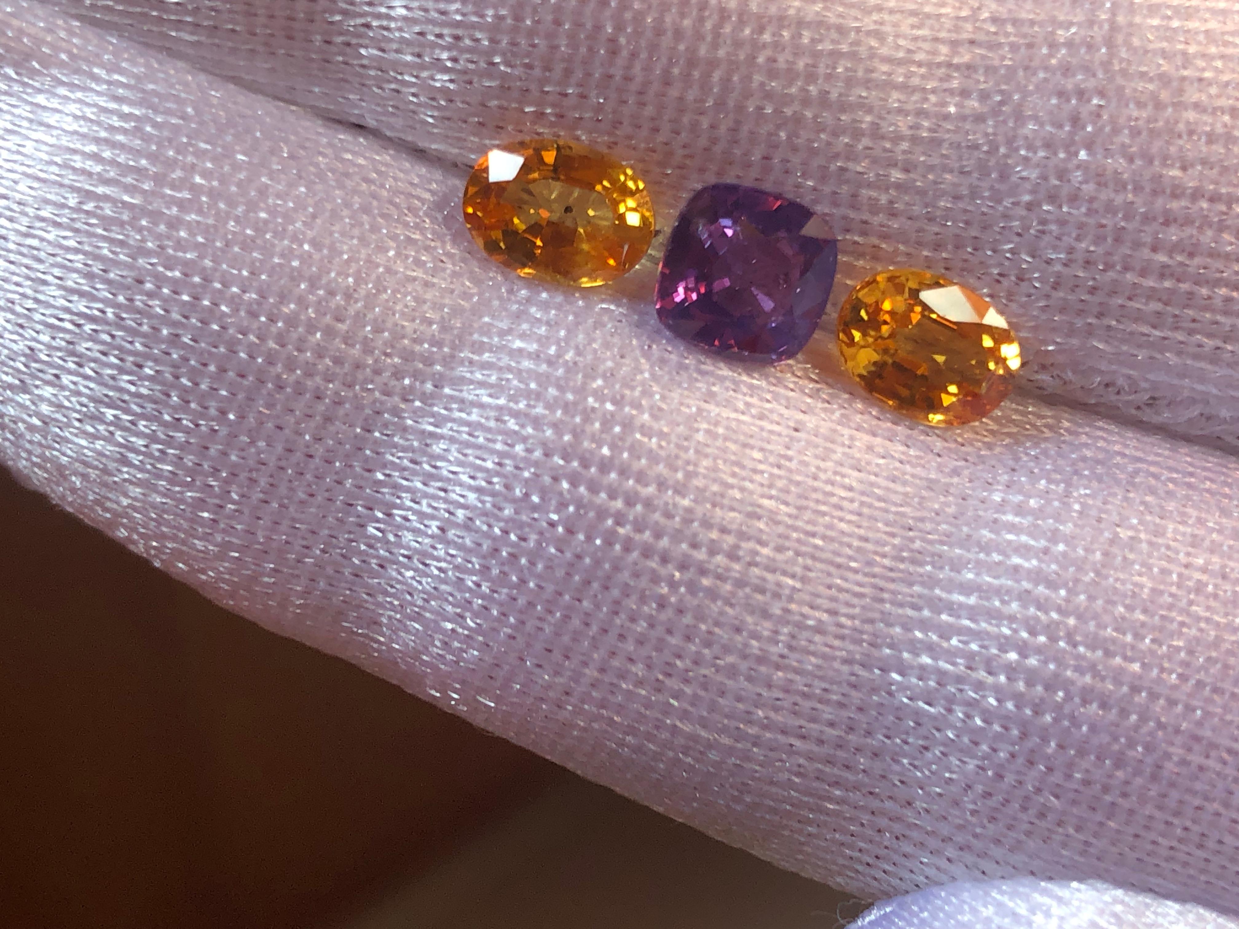 Saphirs de Ceylan violets et jaunes 3,66 carats à trois pierres en vente 2