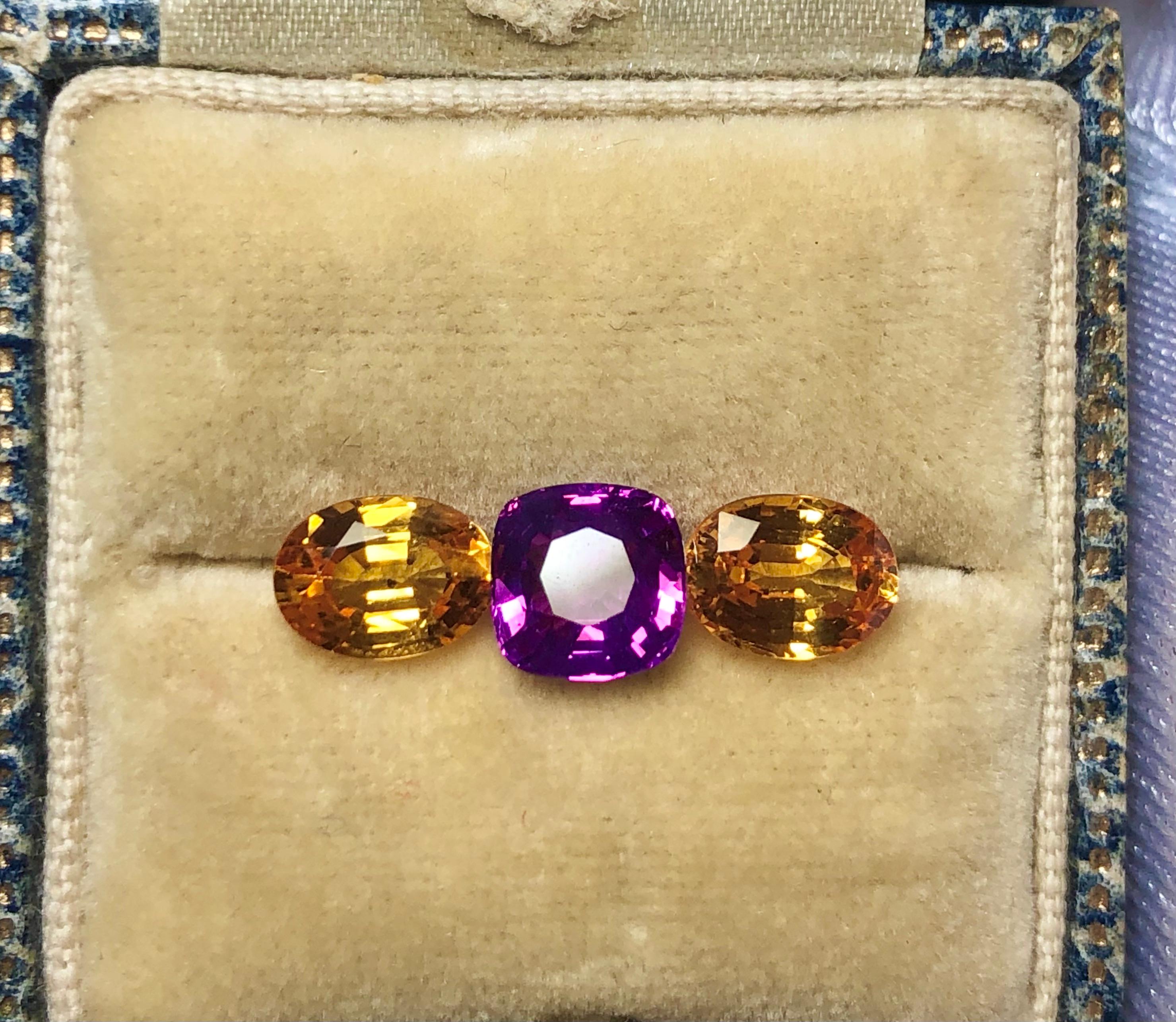 Saphirs de Ceylan violets et jaunes 3,66 carats à trois pierres en vente 3
