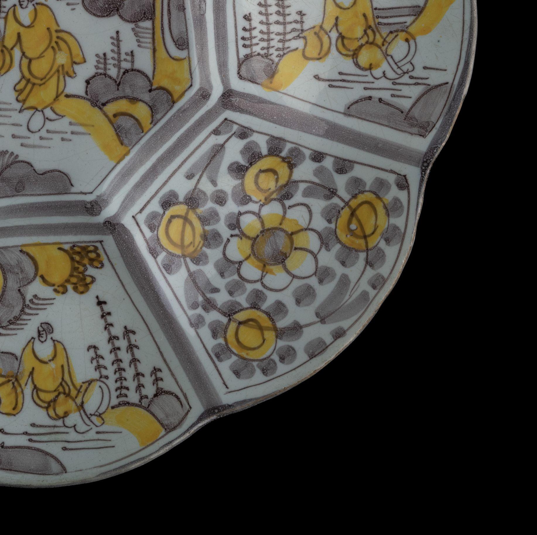 Purple and Yellow Chinoiserie Lobed Dish, Delft, 1680-1700 In Good Condition For Sale In ROSSUM, GE