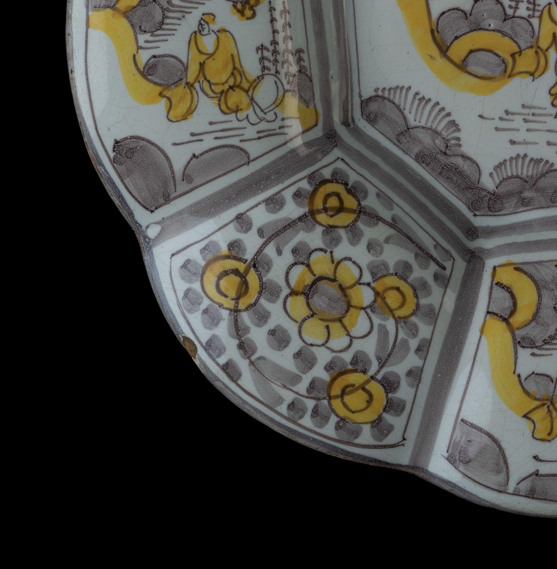 17th Century Purple and Yellow Chinoiserie Lobed Dish, Delft, 1680-1700 For Sale