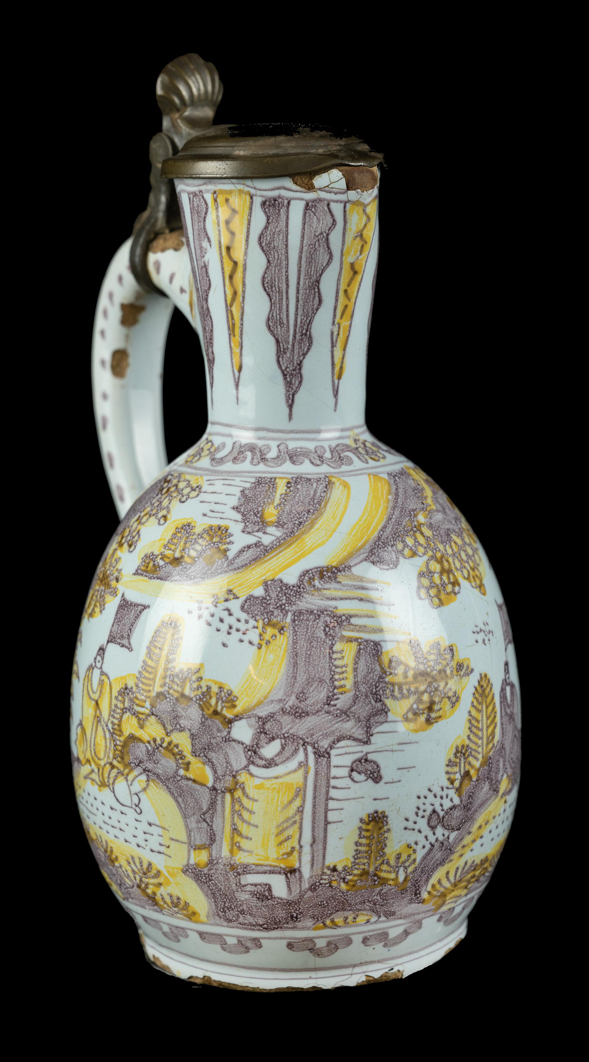 Purple and Yellow Chinoiserie Wine Jug, Delft, circa 1680 In Good Condition For Sale In Verviers, BE