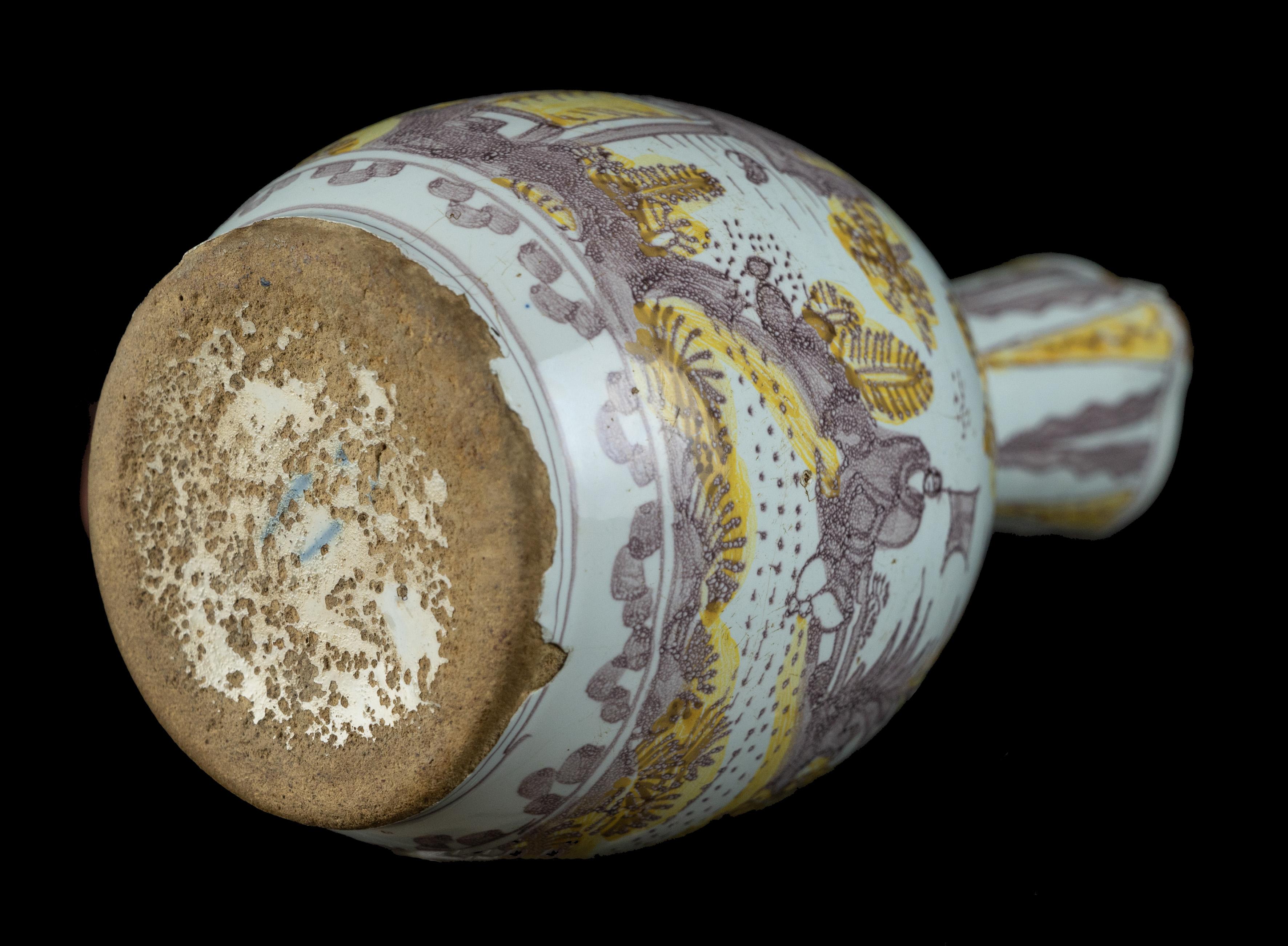 17ème siècle Cruche à vin pourpre et jaune de Chinoiserie, Delft, vers 1680 en vente