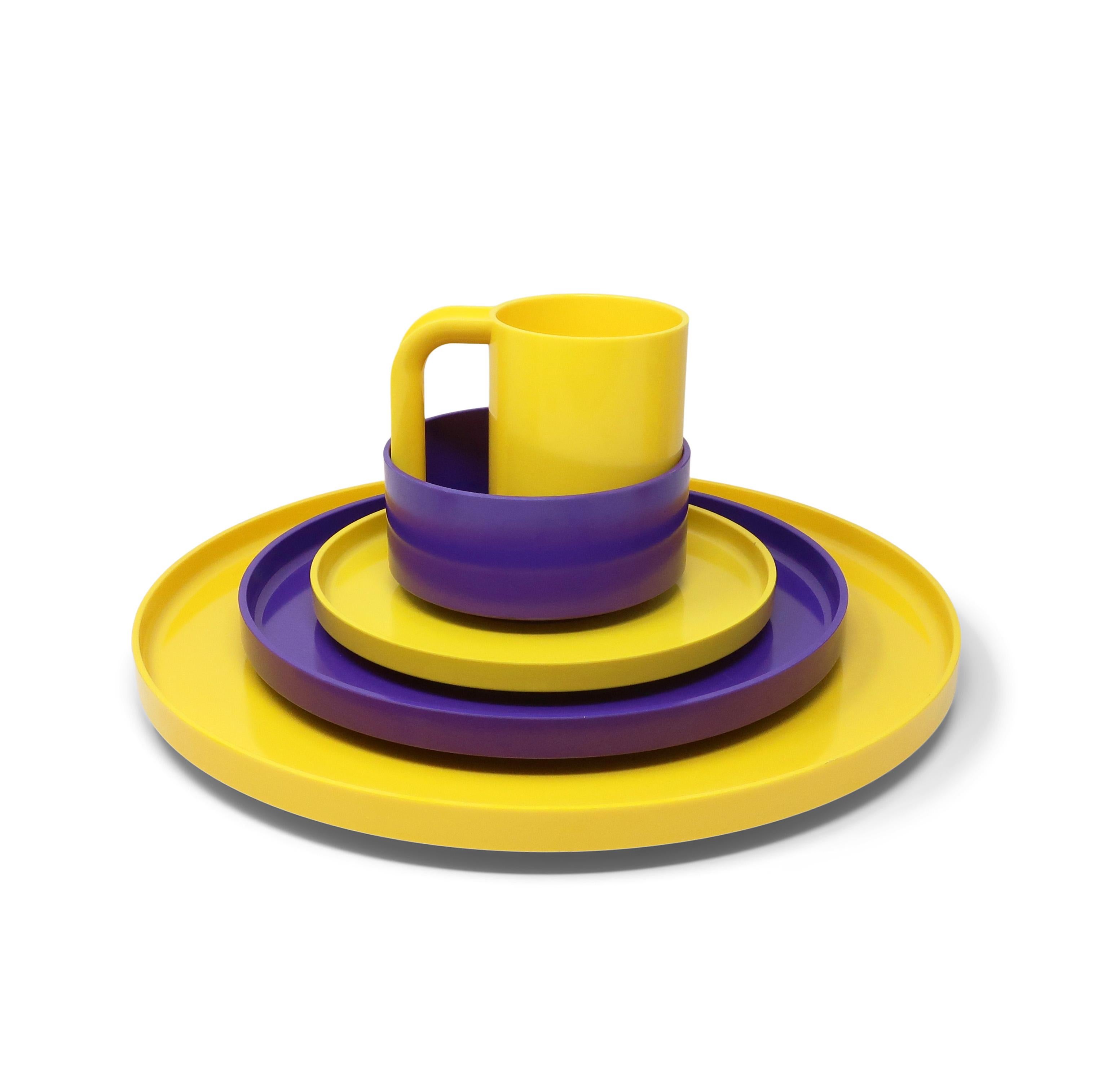 Arts de la table violet et jaune de Vignelli pour Heller, service pour 6 personnes Bon état - En vente à Brooklyn, NY