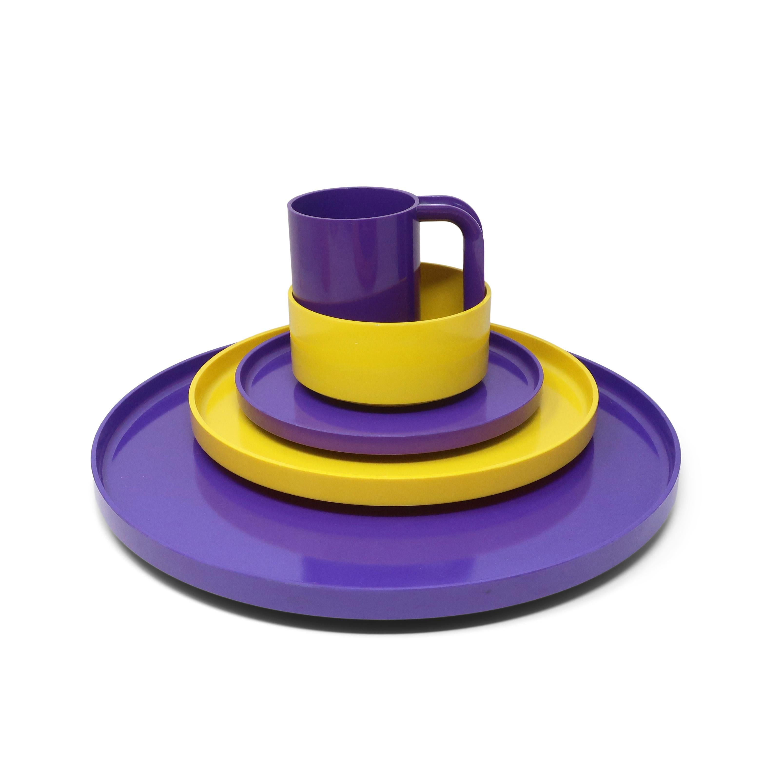 20ième siècle Arts de la table violet et jaune de Vignelli pour Heller, service pour 6 personnes en vente
