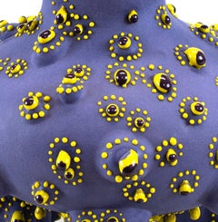 Scultura astratta di animali viola e gialli a puntini, Ahryun Lee