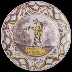Charge en majolique pourpre et jaune représentant un mendiant Pays-Bas, 1675-1700