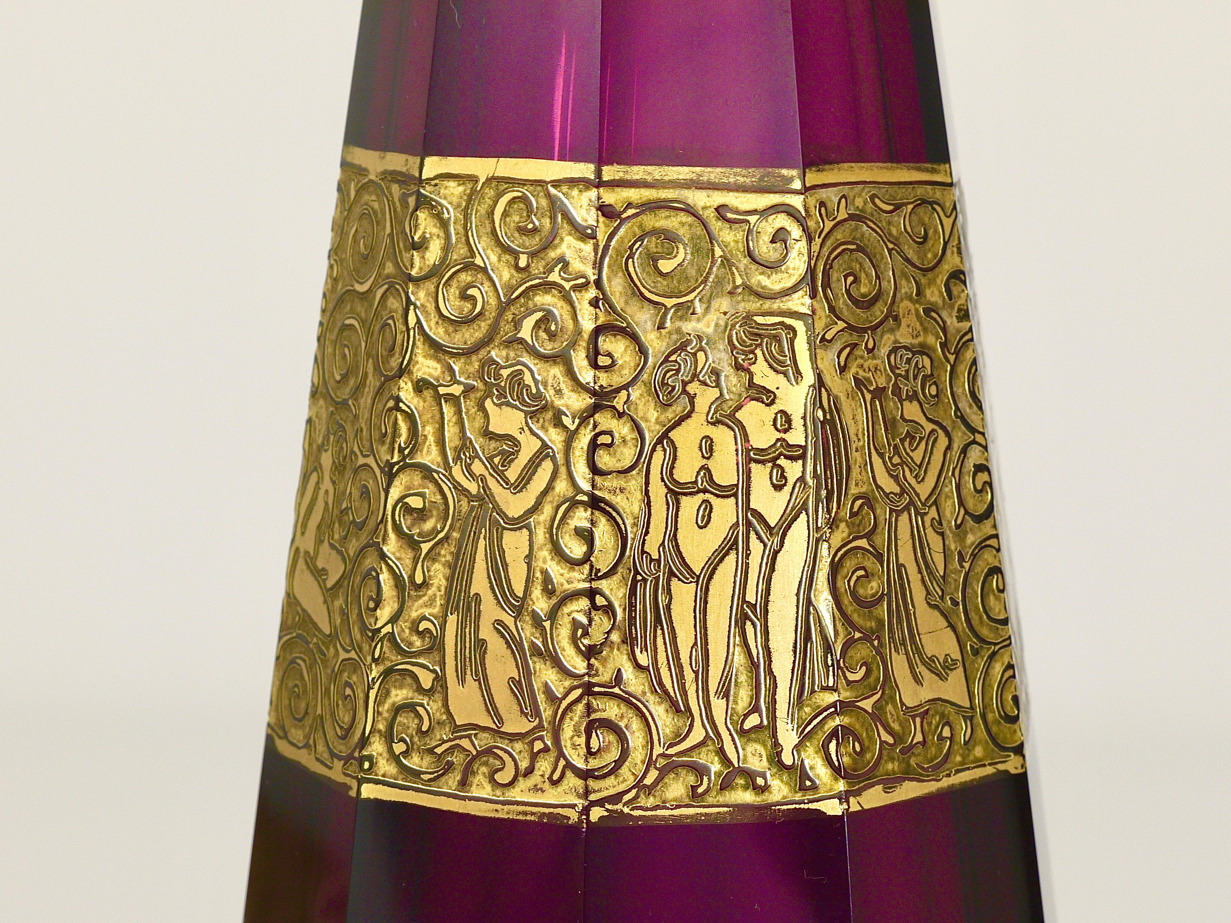 A beautiful and decorative hand blown Art Deco crystal glass vase with lovely golden pattern. Dated circa 1920, manufactured by Ludwig Moser Glassworks Karlsbad in Czechoslovakia. Made of facetted purple crystal cut glass. In very good condition.