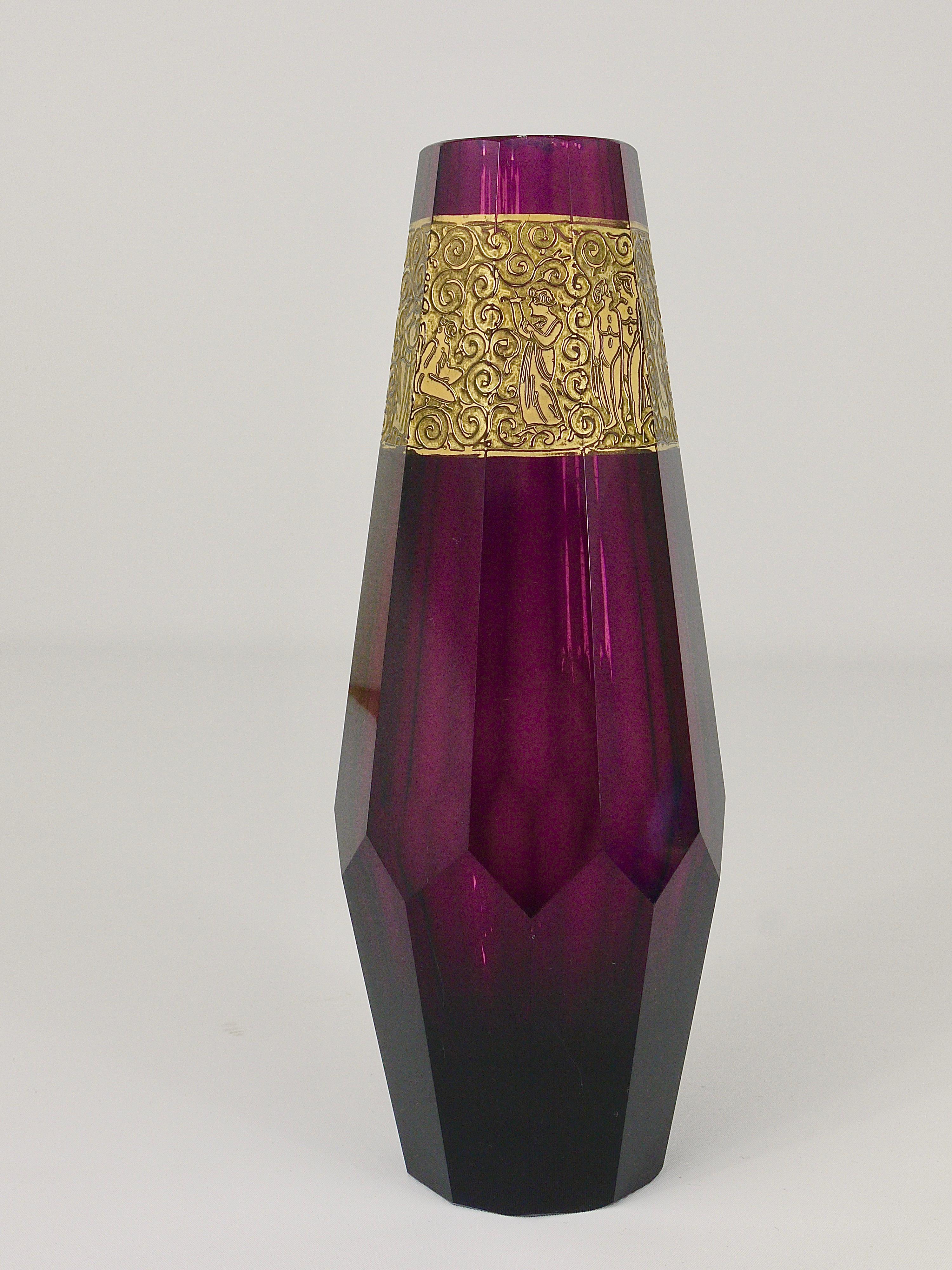 A beautiful and decorative hand blown and polished Art Deco crystal Amethyst glass vase with lovely golden pattern. Dated circa 1920, manufactured by Ludwig Moser Glassworks Karlsbad in Czechoslovakia. Made of facetted purple crystal cut glass. In