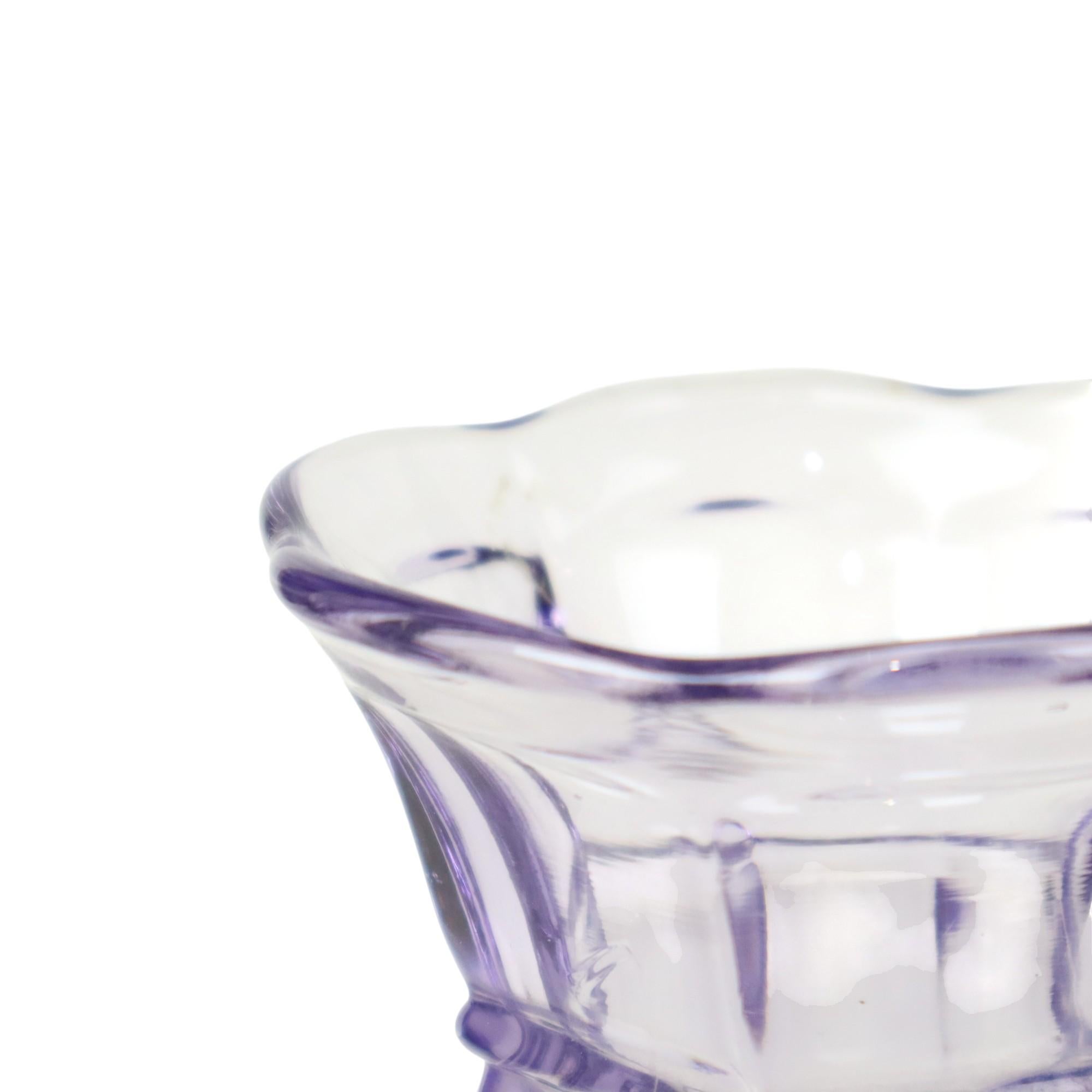 Vaso Art Deco viola in vetro pressato anni '30 in vendita 5