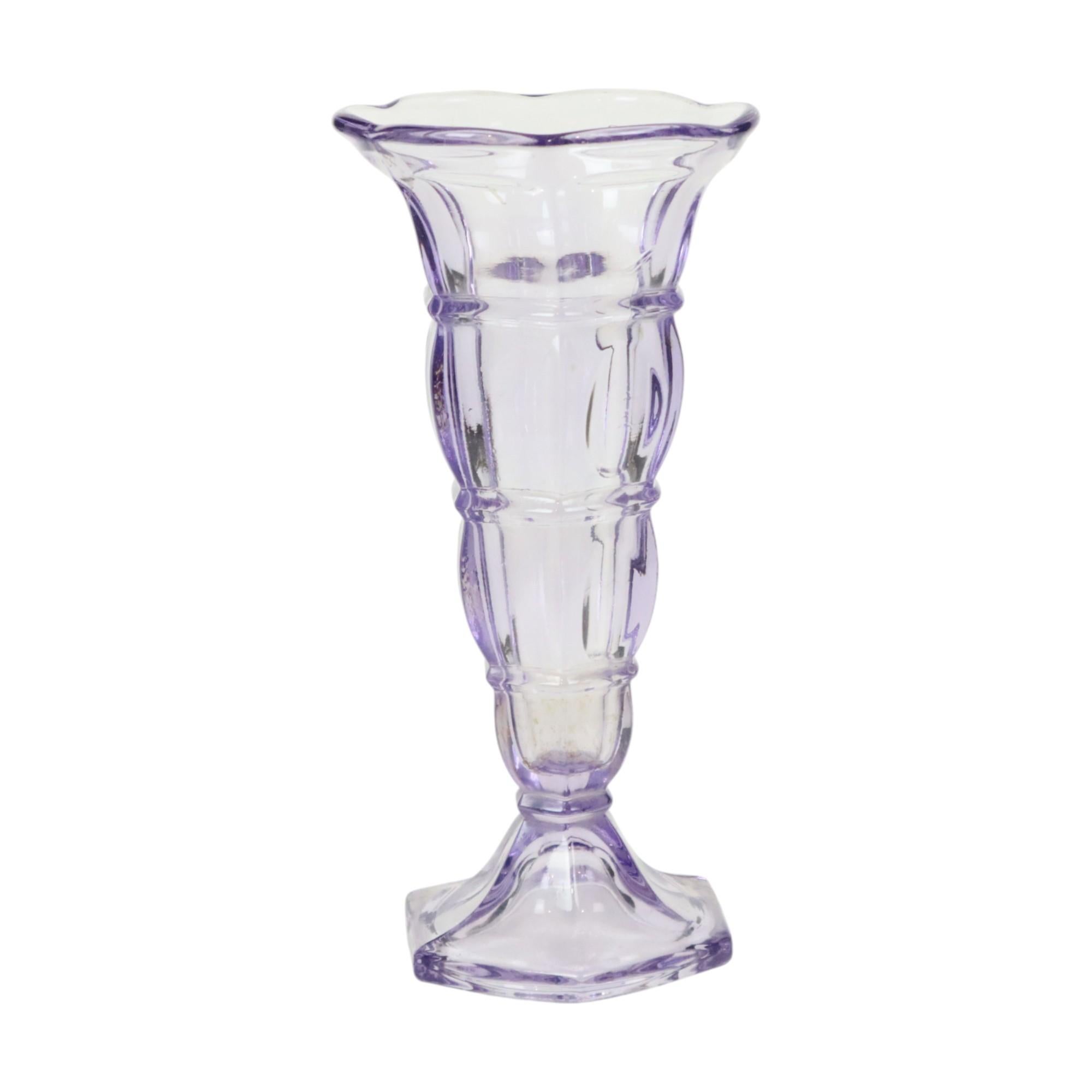 Vaso vintage viola Art Deco nello stile di Luxval, in vetro pressato, non marcato, anni '30, Belgio.

Questo vaso è realizzato in vetro pressato. Il vetro pressato presenta in genere piccole imperfezioni, linee di vetro e piccole bolle d'aria.