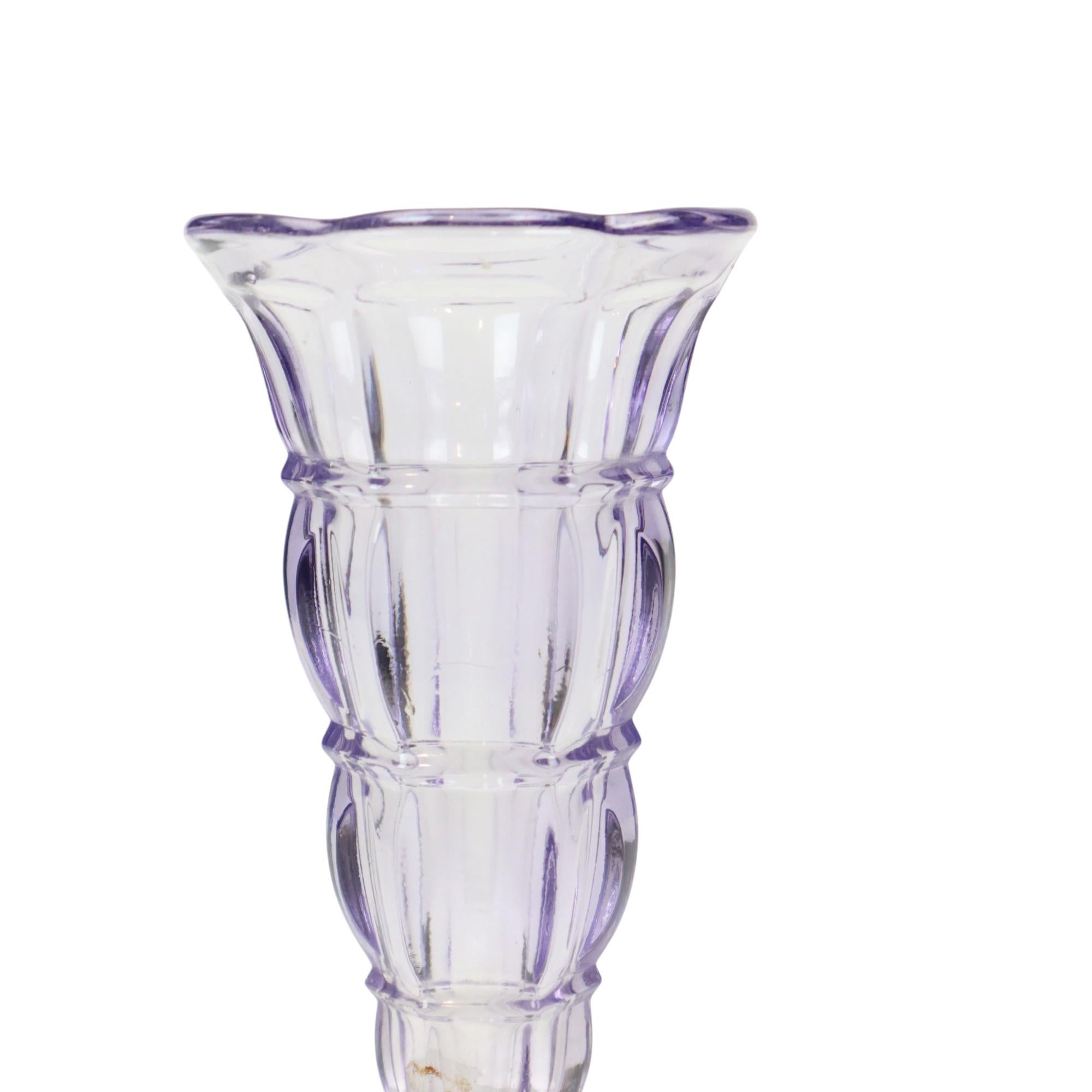 Metà XX secolo Vaso Art Deco viola in vetro pressato anni '30 in vendita