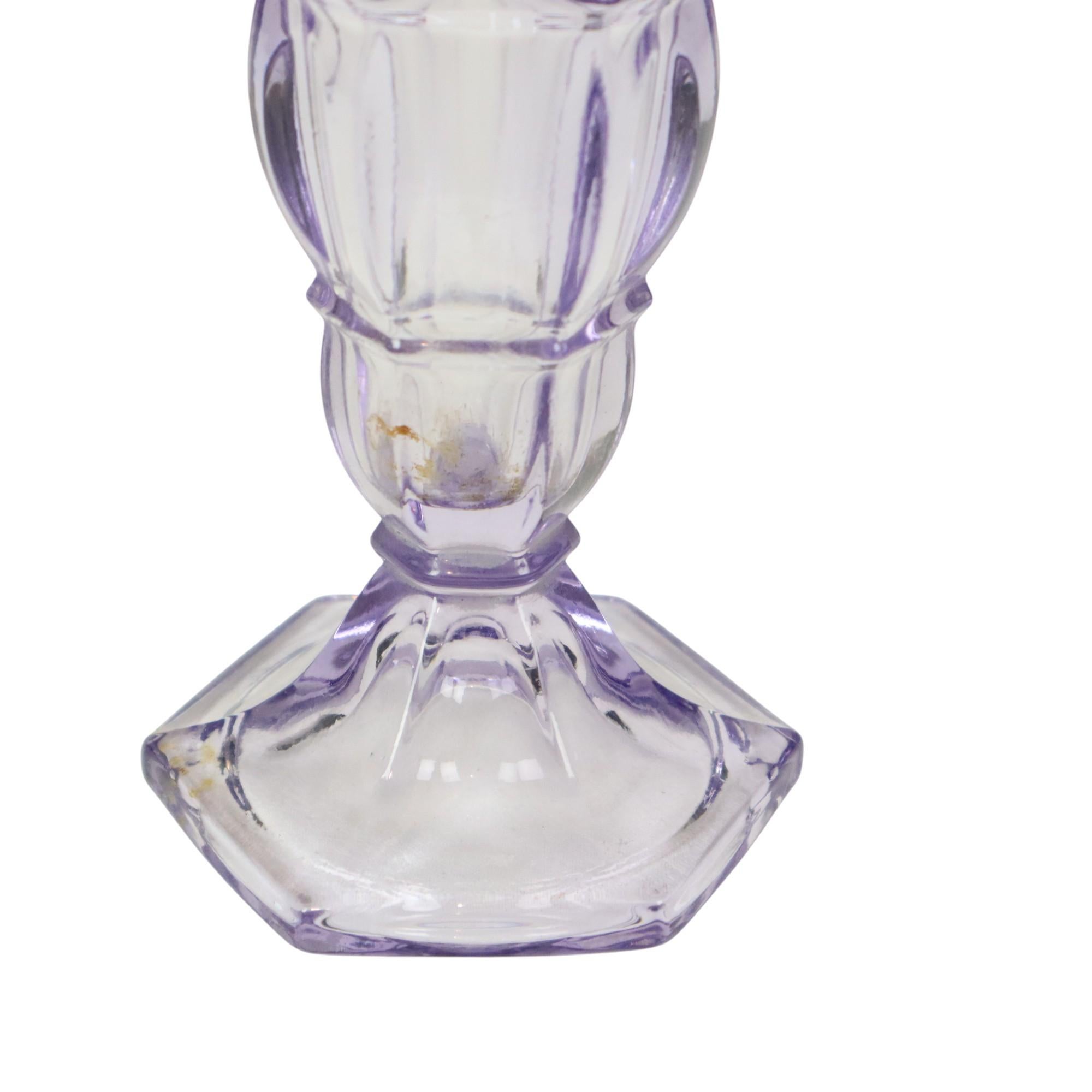 Vetro Vaso Art Deco viola in vetro pressato anni '30 in vendita