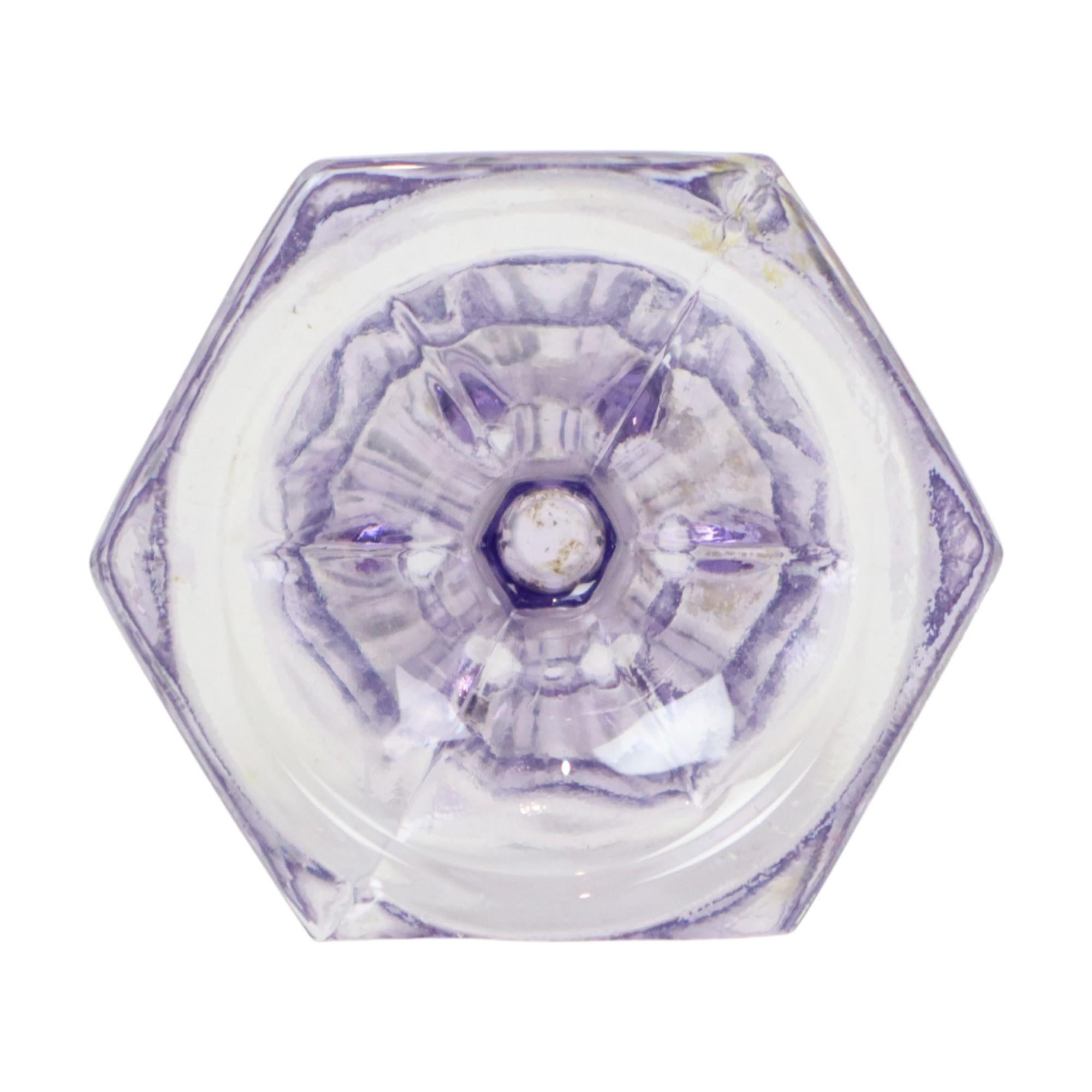 Vaso Art Deco viola in vetro pressato anni '30 in vendita 2