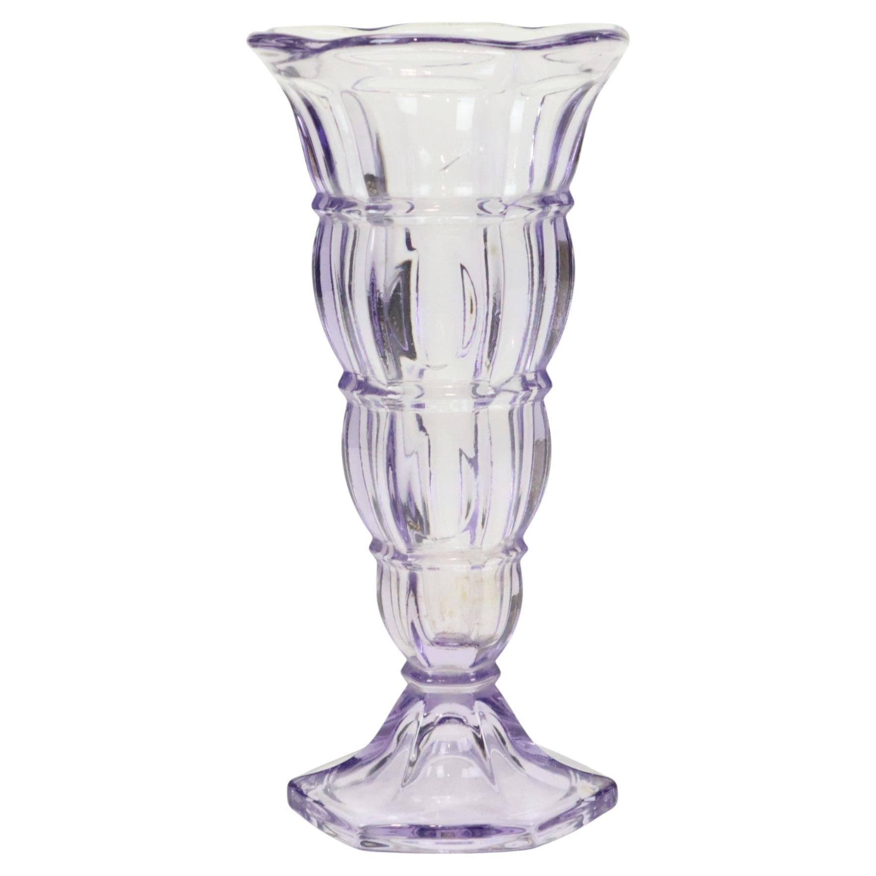 Vaso Art Deco viola in vetro pressato anni '30